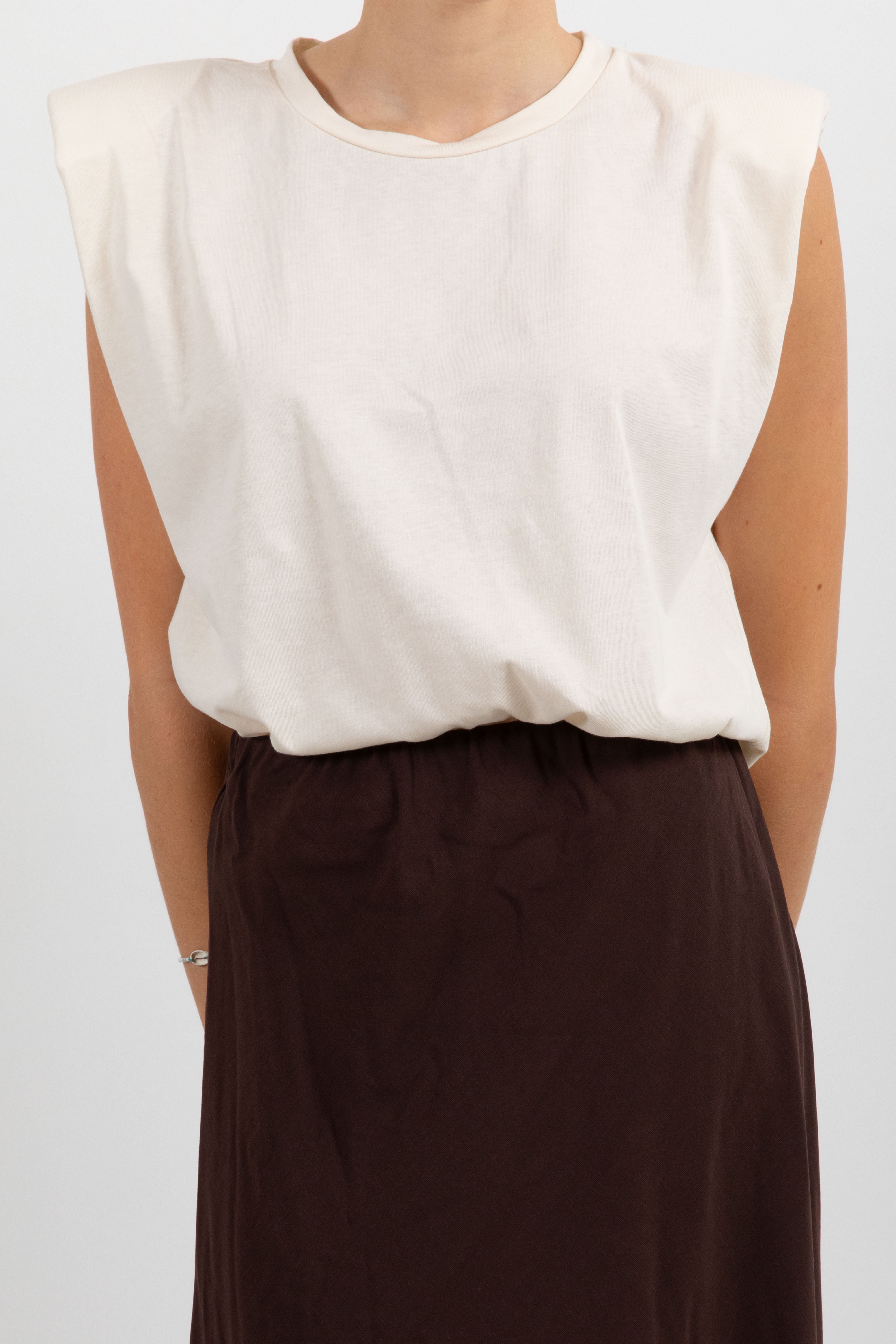 T-shirt smanicata con spallina imbottita Tensione IN