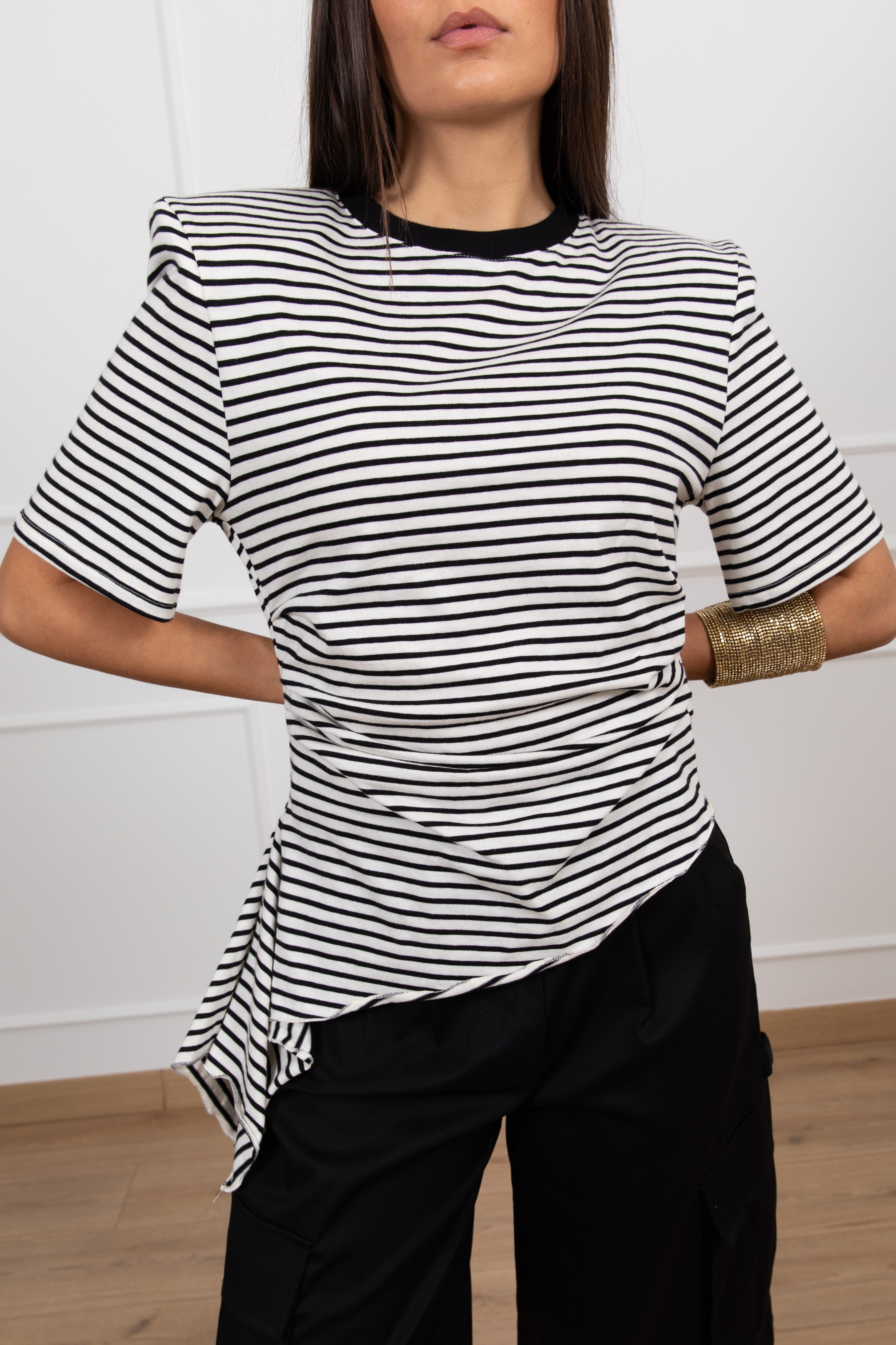 T-shirt a righe con spallina imbottita e drappeggio ViCOLO