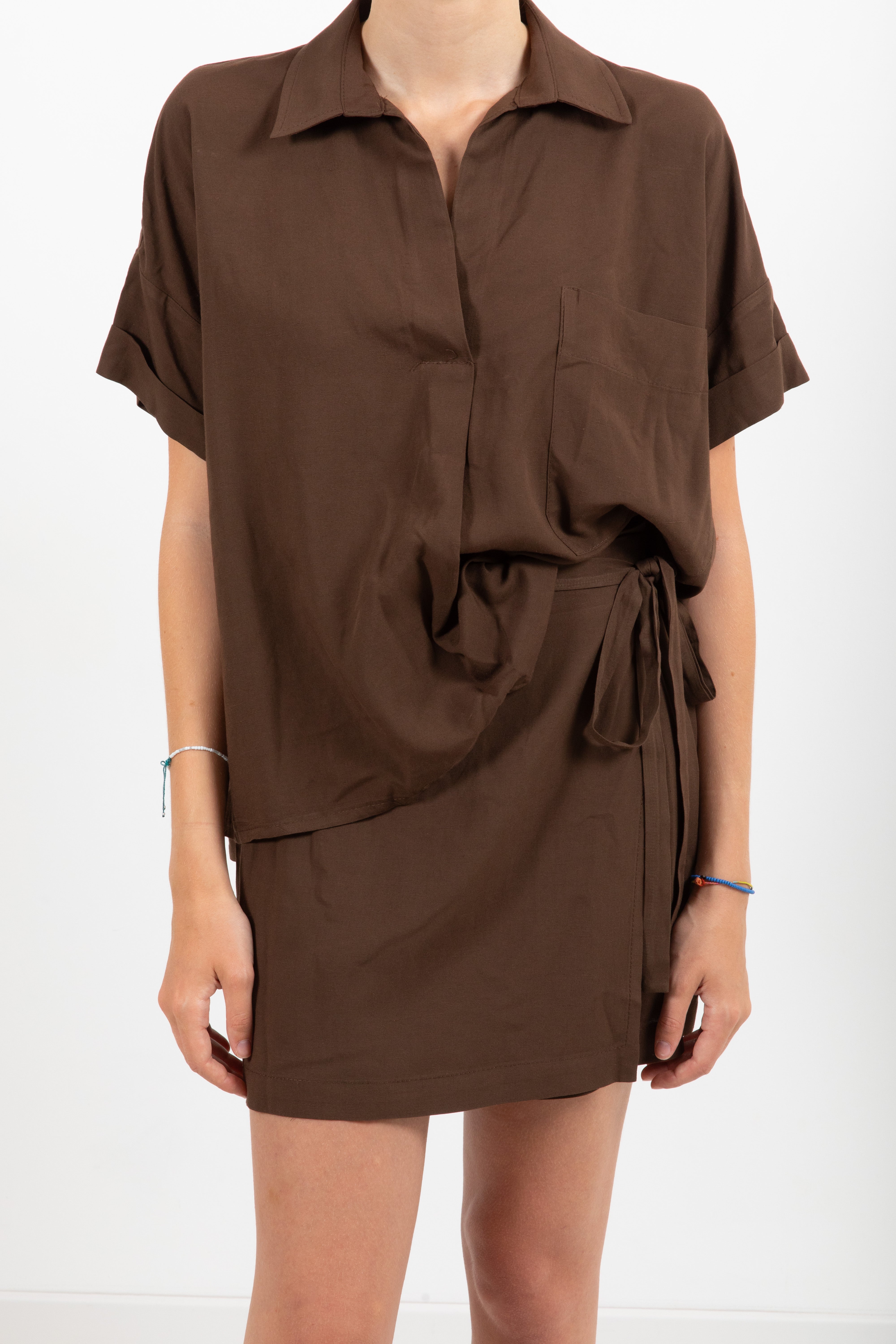 Coordinato blusa e gonna-pareo corta in viscosa e lino ViCOLO