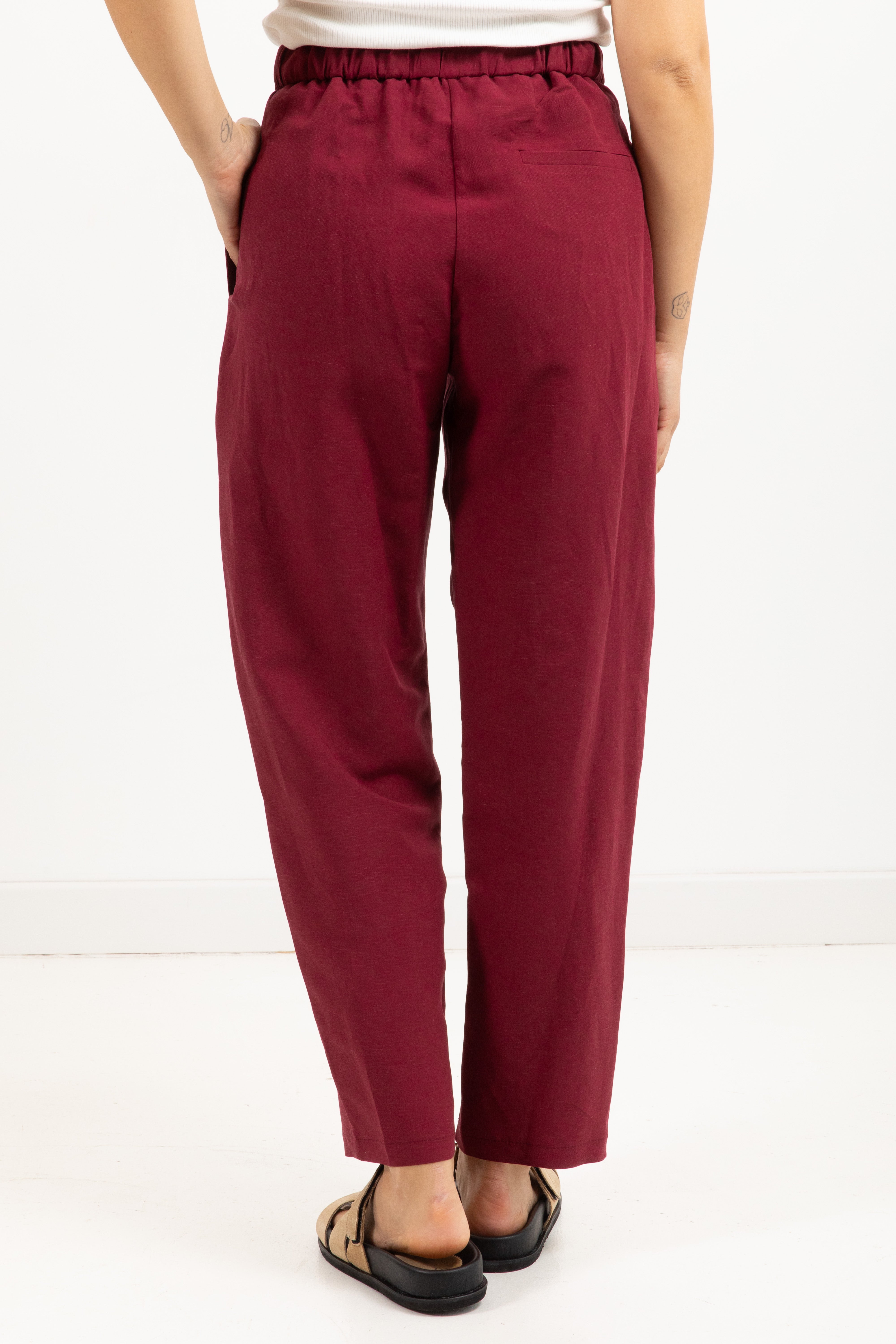 Pantalone carrot-fit in lino e viscosa ViCOLO