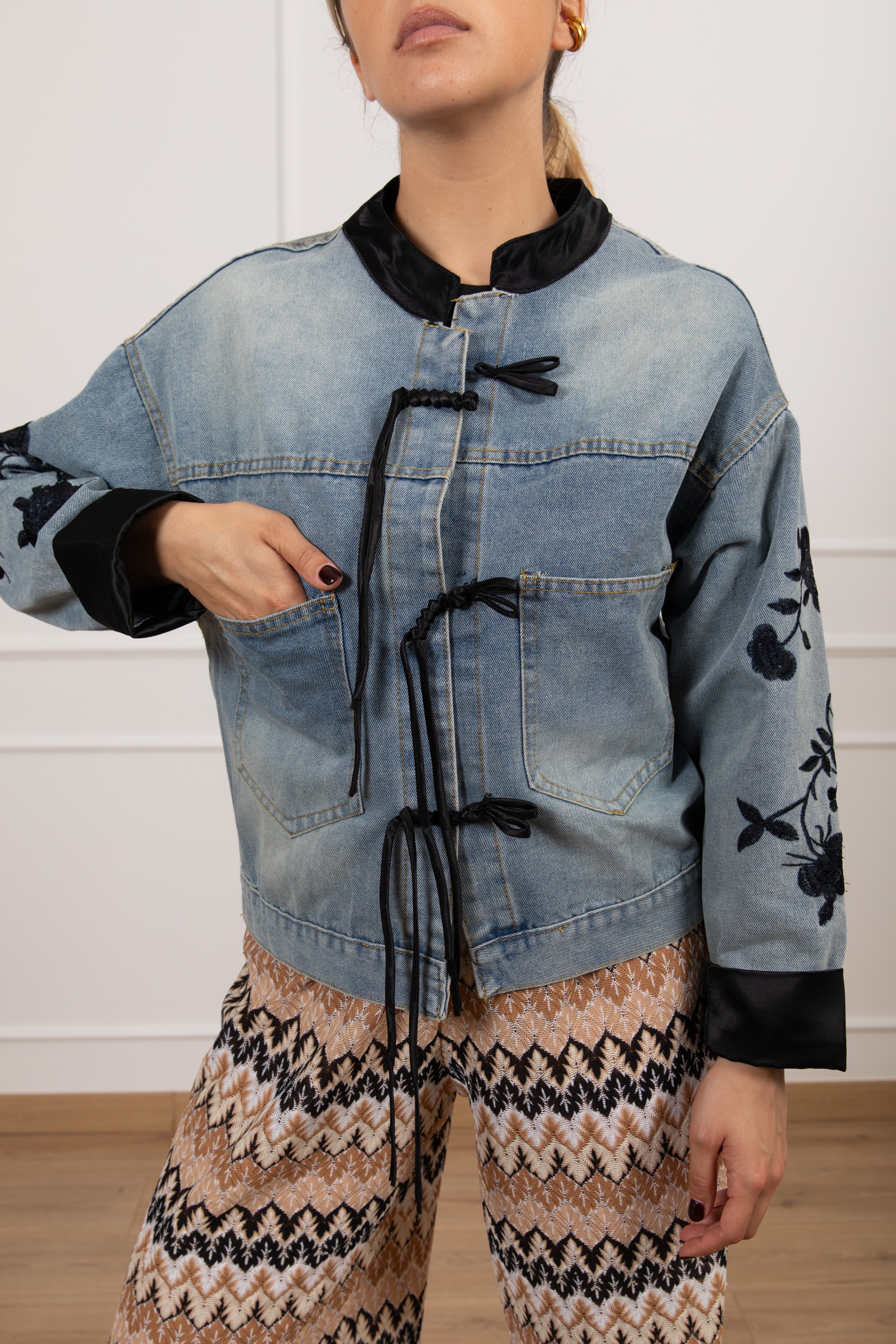 Giacchino jeans con alamari e ricamo flowers Tensione IN