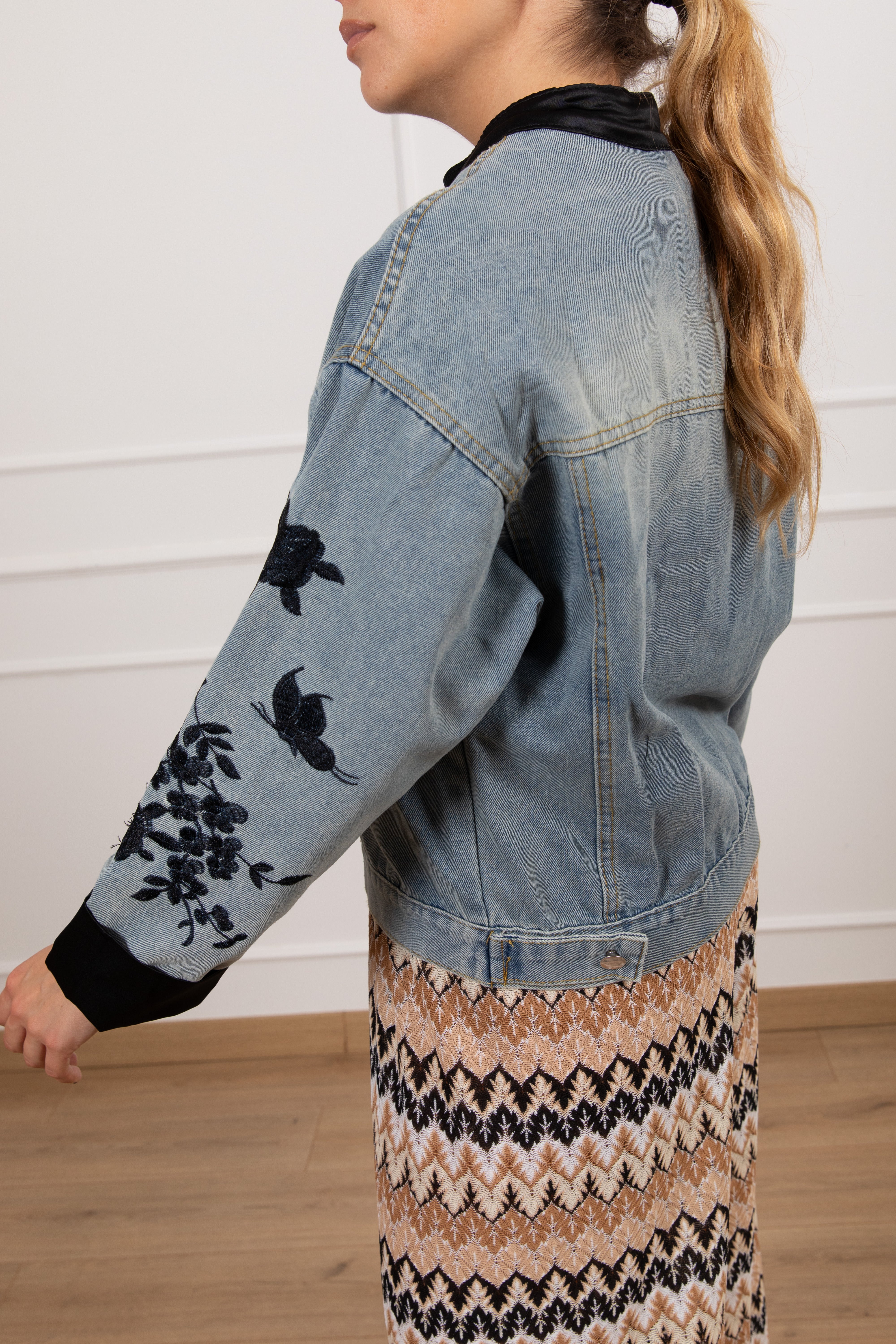 Giacchino jeans con alamari e ricamo flowers Tensione IN