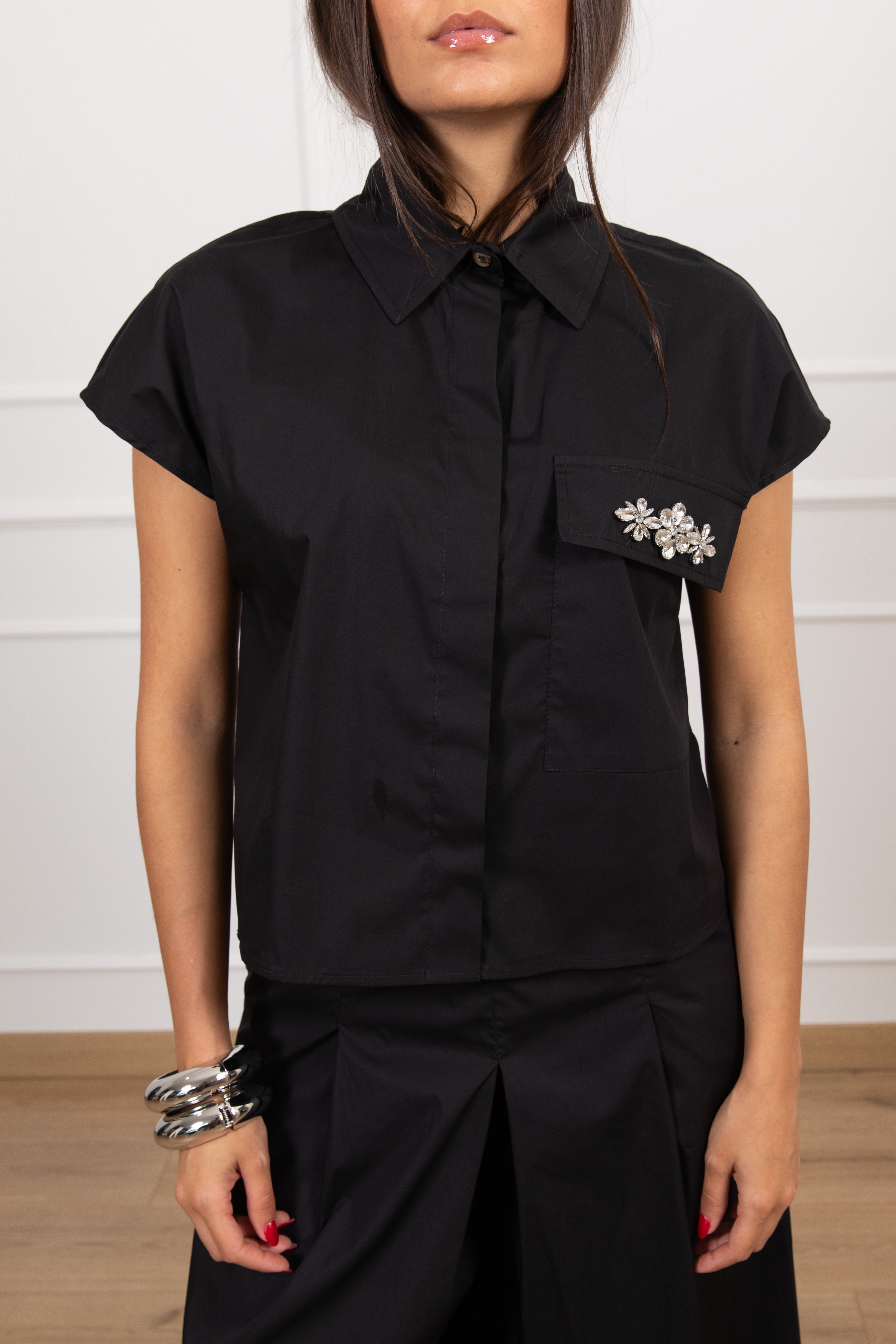 Camicia smanicata in cotone con applicazione gioiello sulla tasca Tensione IN
