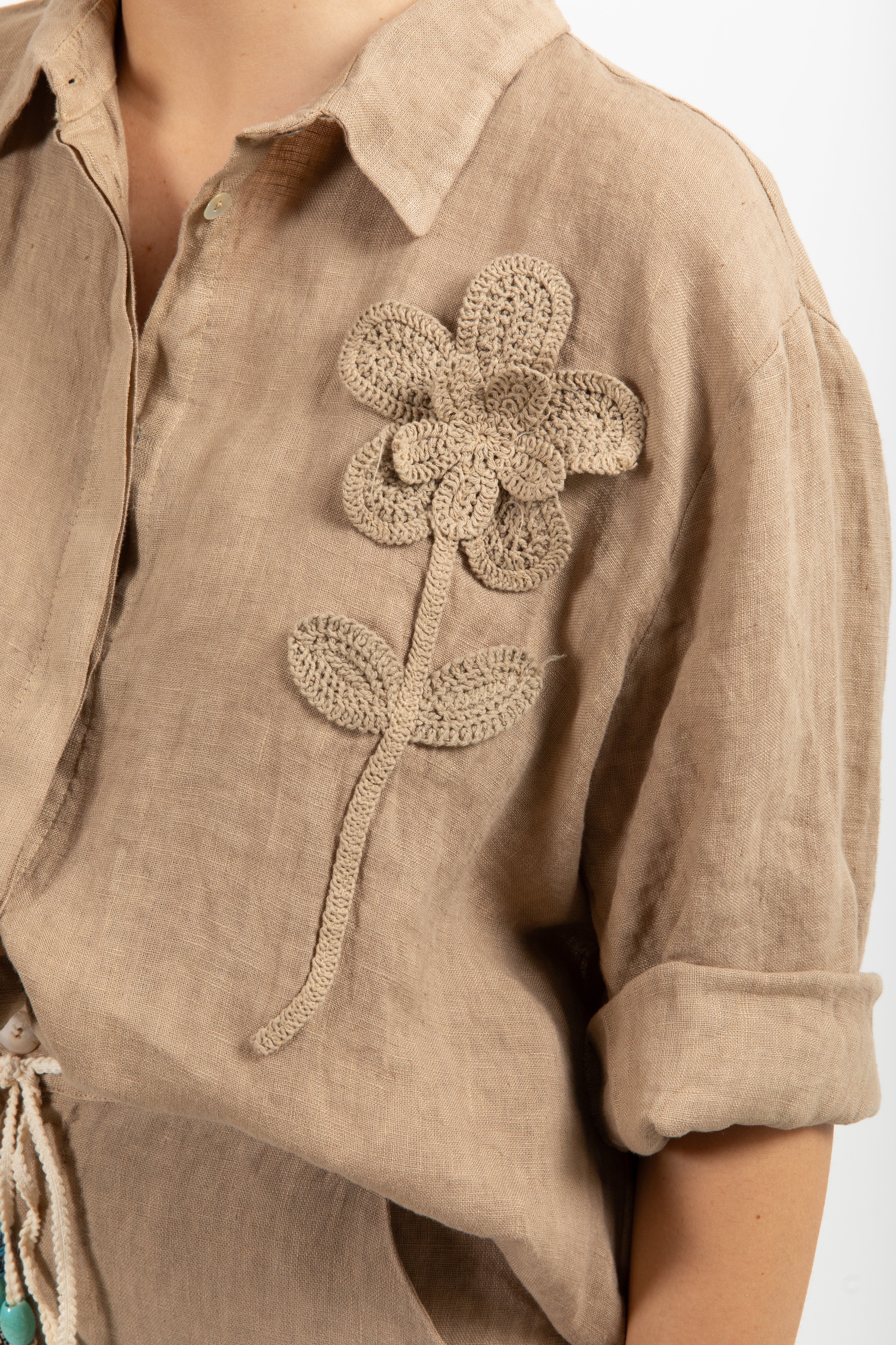 Camicia in lino con applicazione fiore ViCOLO