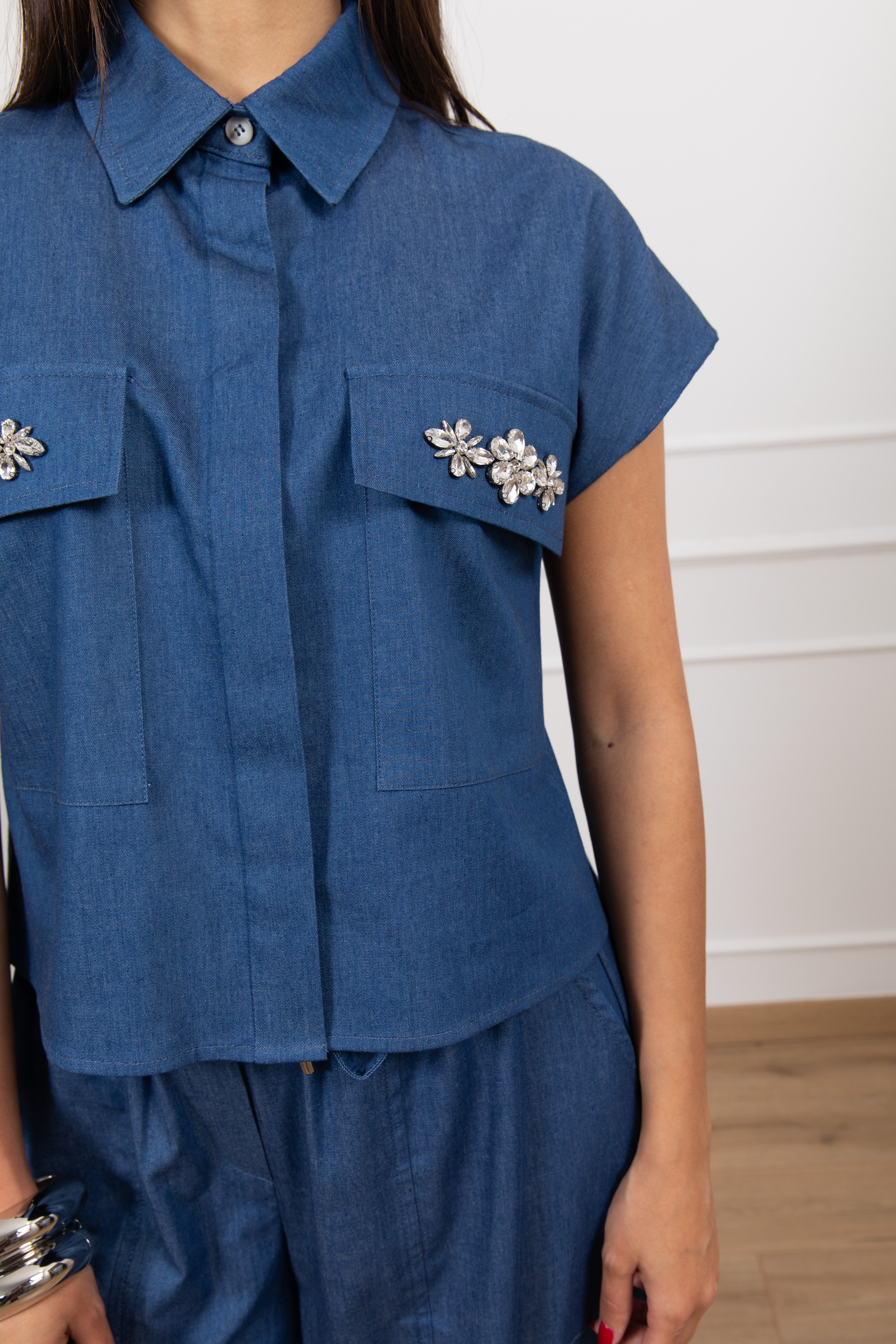 Camicia smanicata in chambrix con applicazione sulla tasca Tensione IN