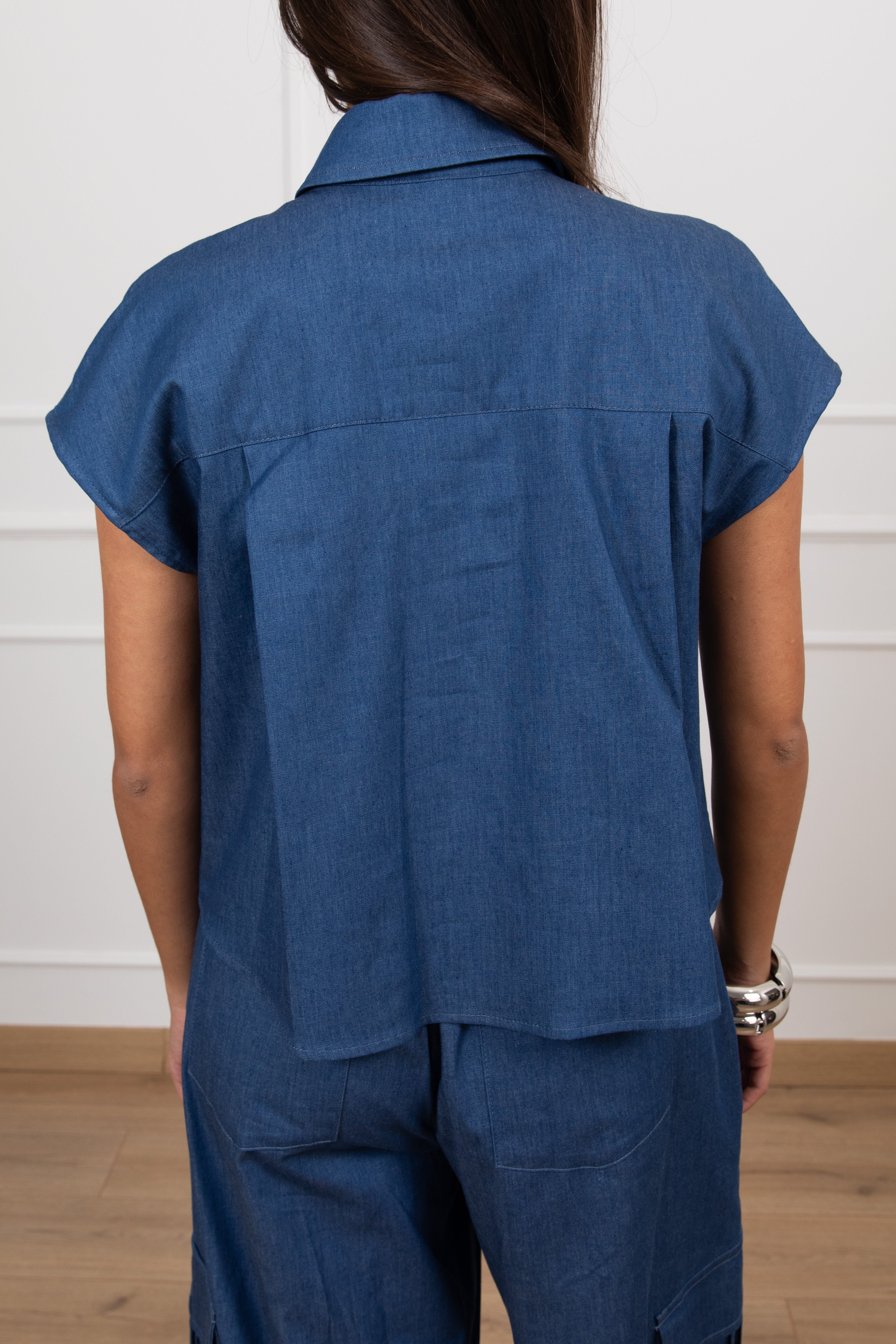 Camicia smanicata in chambrix con applicazione sulla tasca Tensione IN