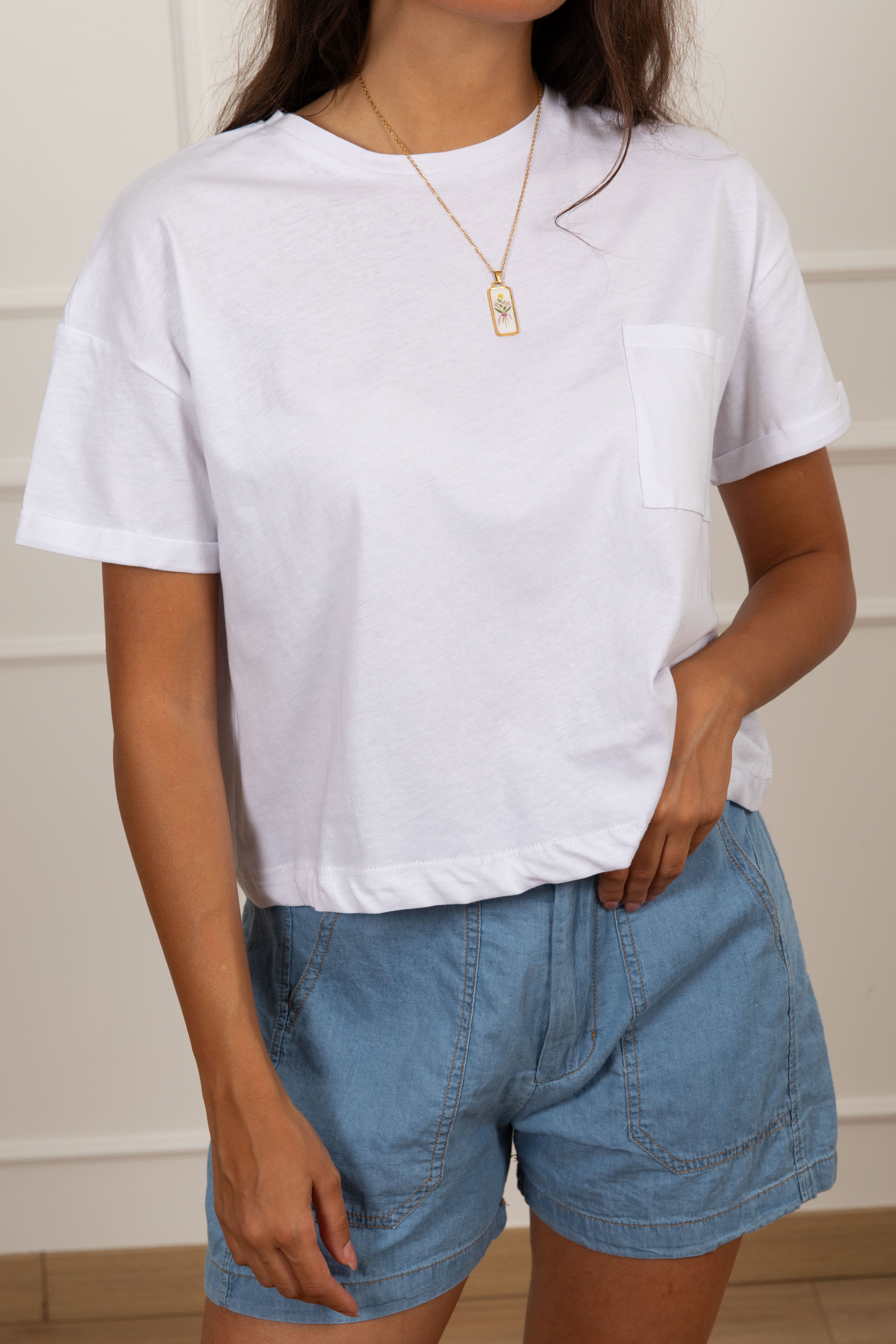 T-shirt con taschino e collana fiore Haveone