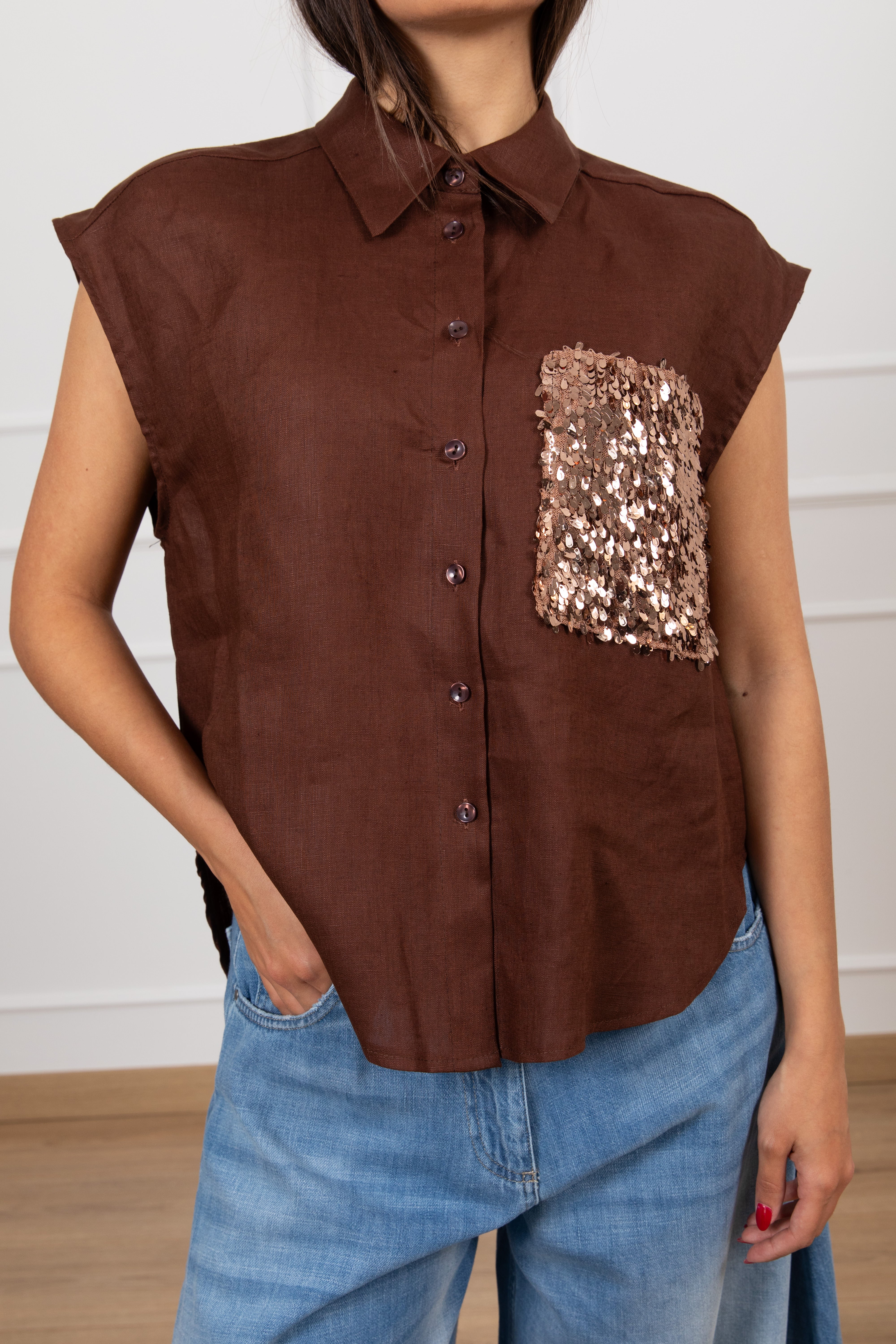 Camicia smanicata in lino con tasca paillettes Tensione IN