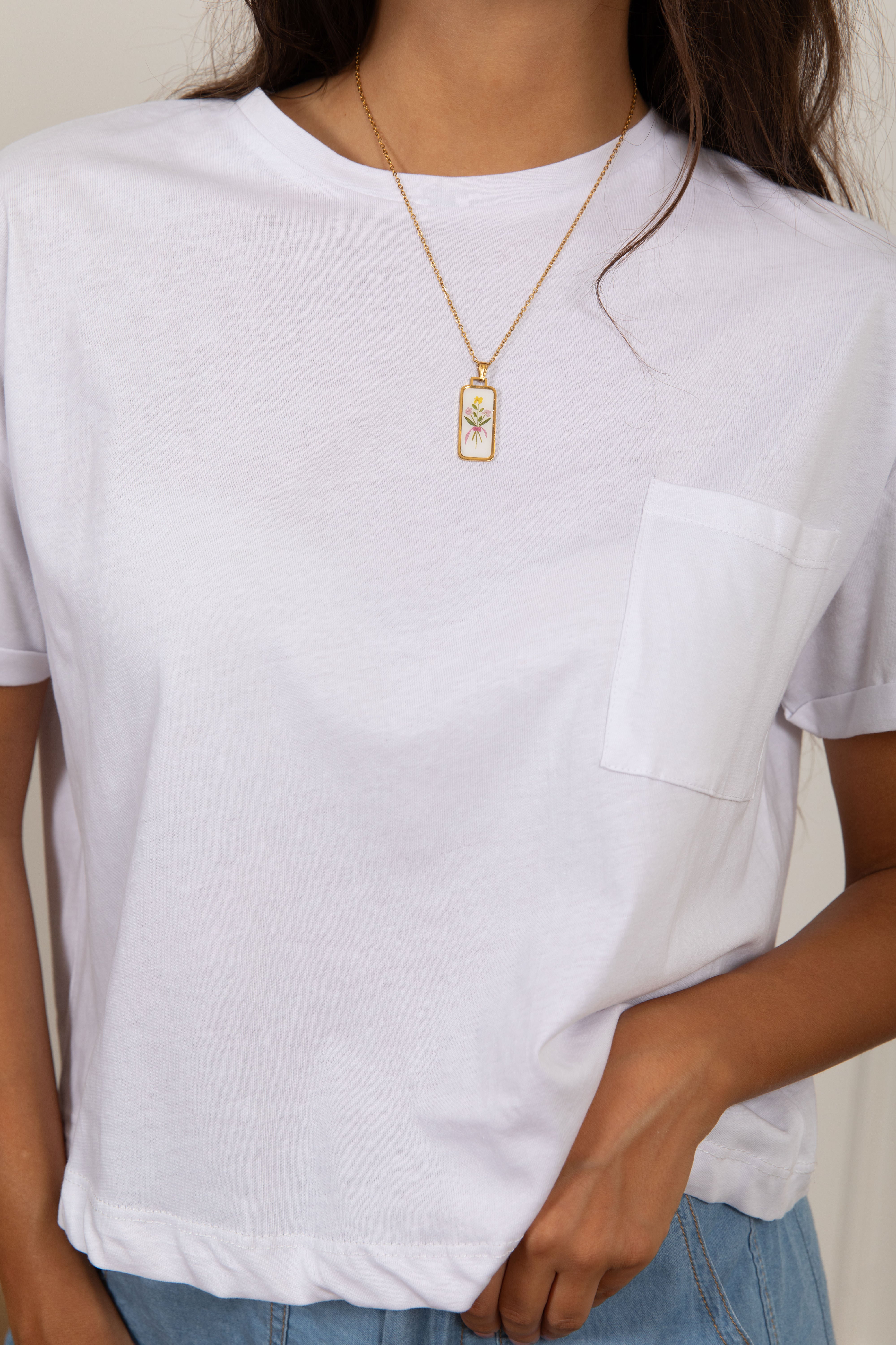 T-shirt con taschino e collana fiore Haveone