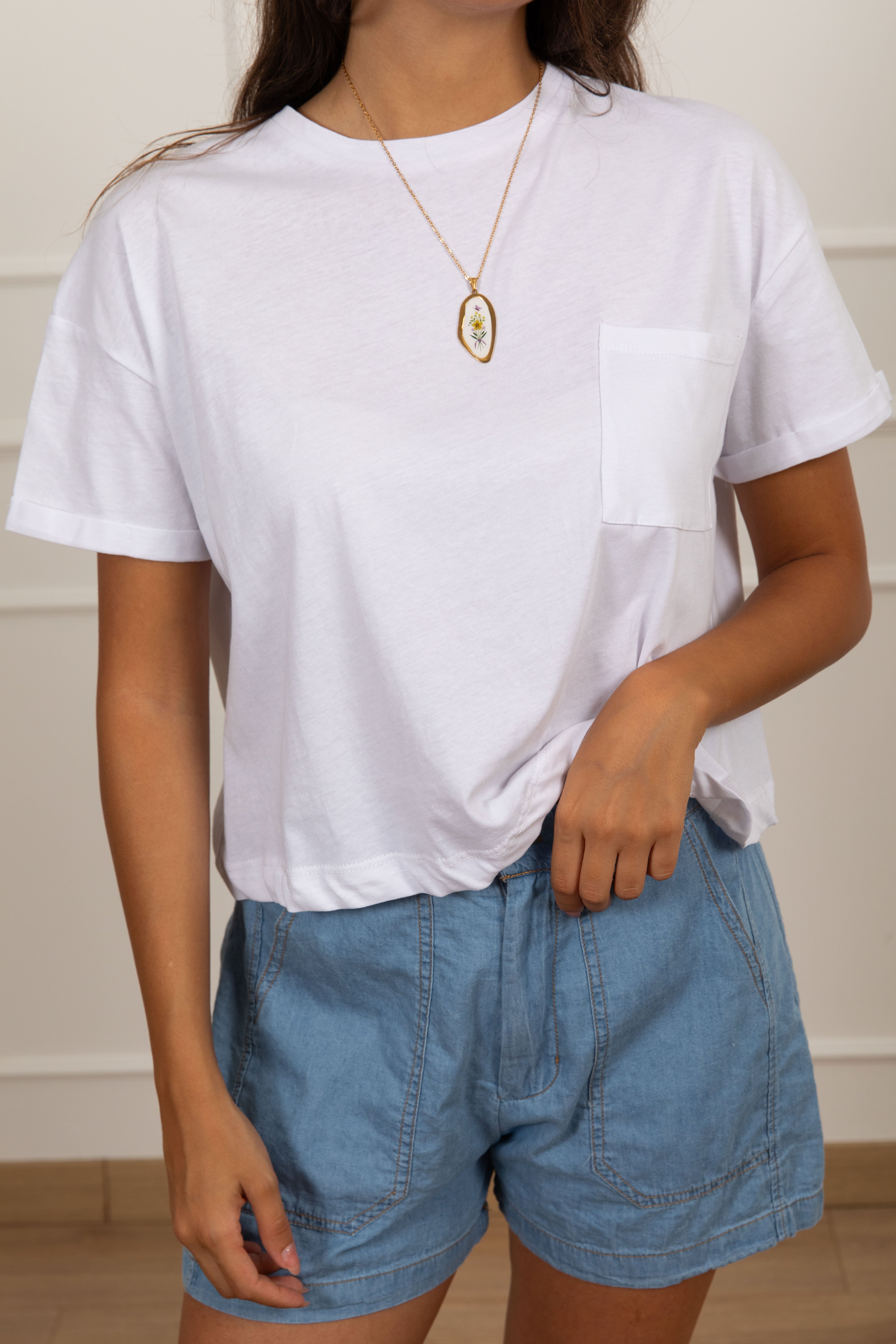 T-shirt con taschino e collana fiore Haveone