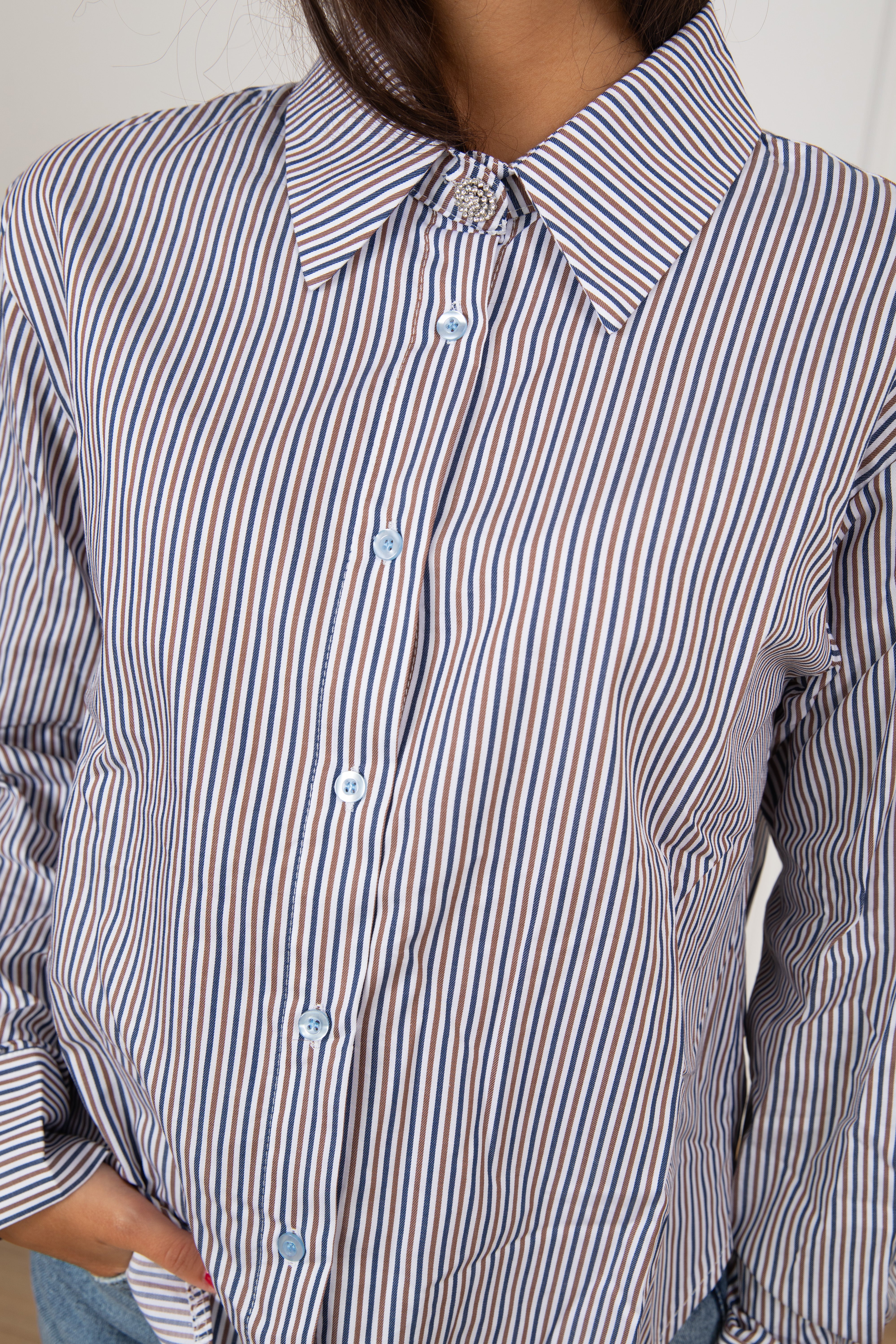 Camicia bacchettata bi-color con bottone gioiello Susy Mix