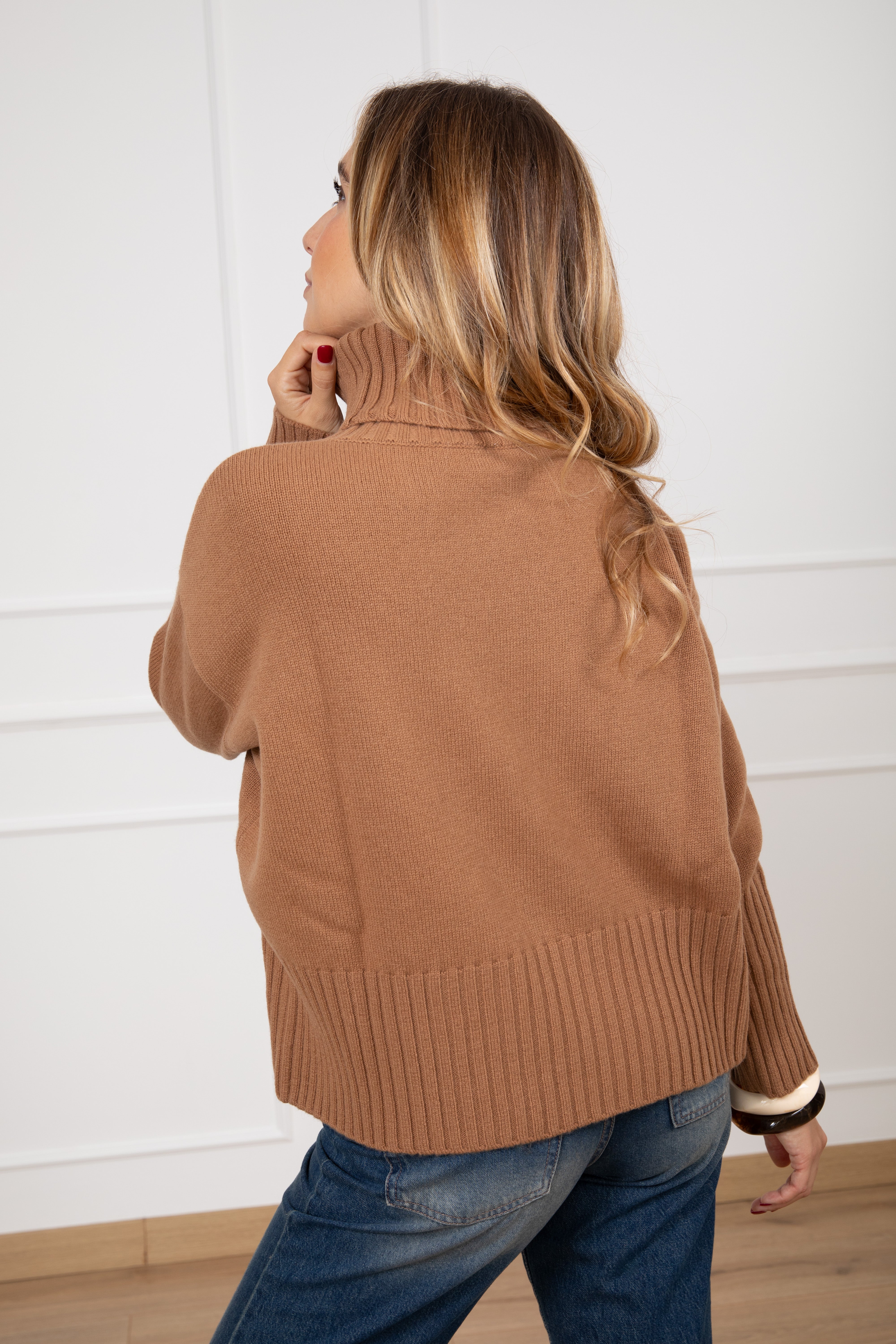 Pull a scatoletta con collo alto 100% lana Tensione IN