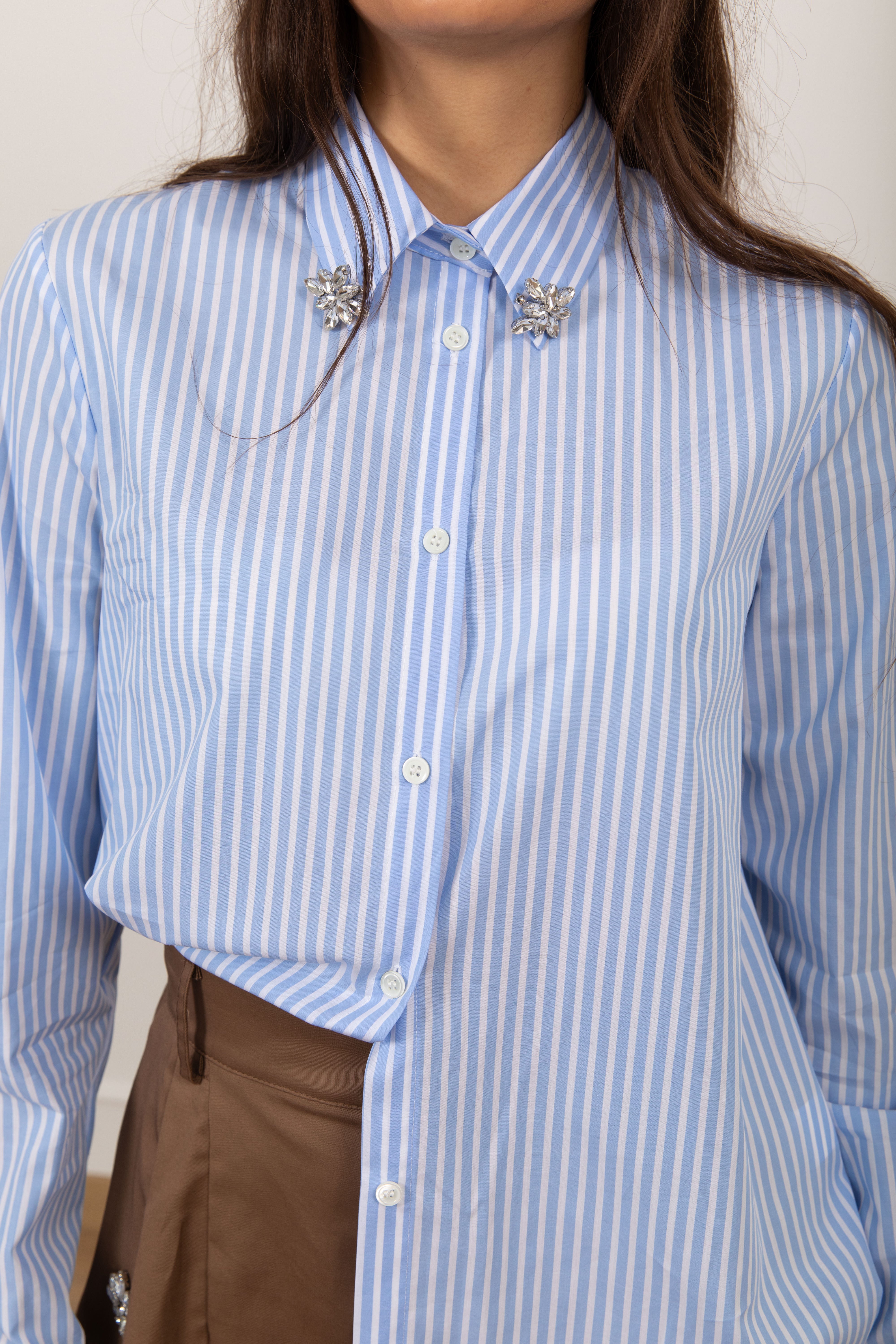 Camicia bacchettata con applicazioni gioiello sul colletto ViCOLO