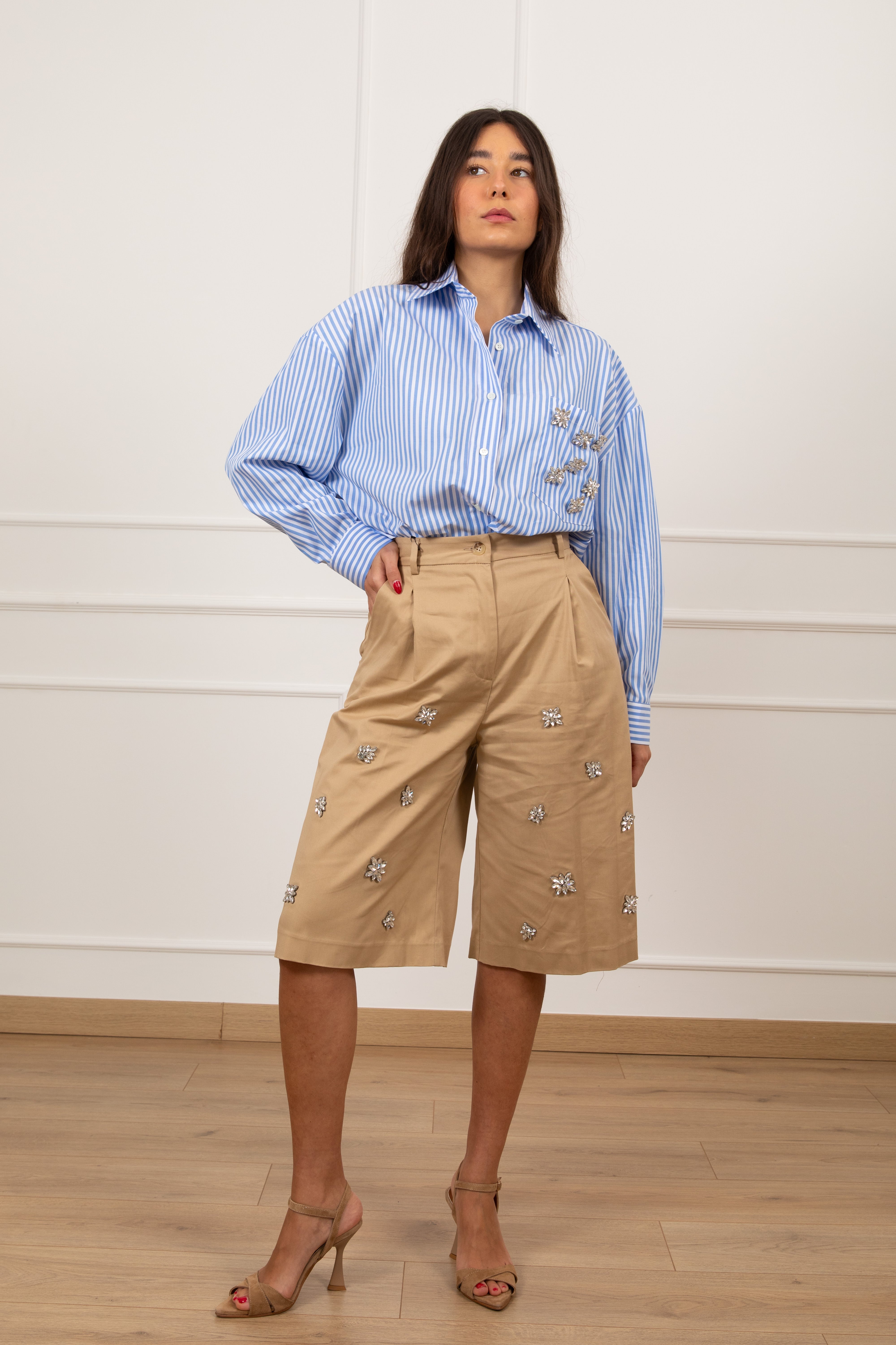Camicia bacchettata con applicazioni gioiello sulla tasca ViCOLO