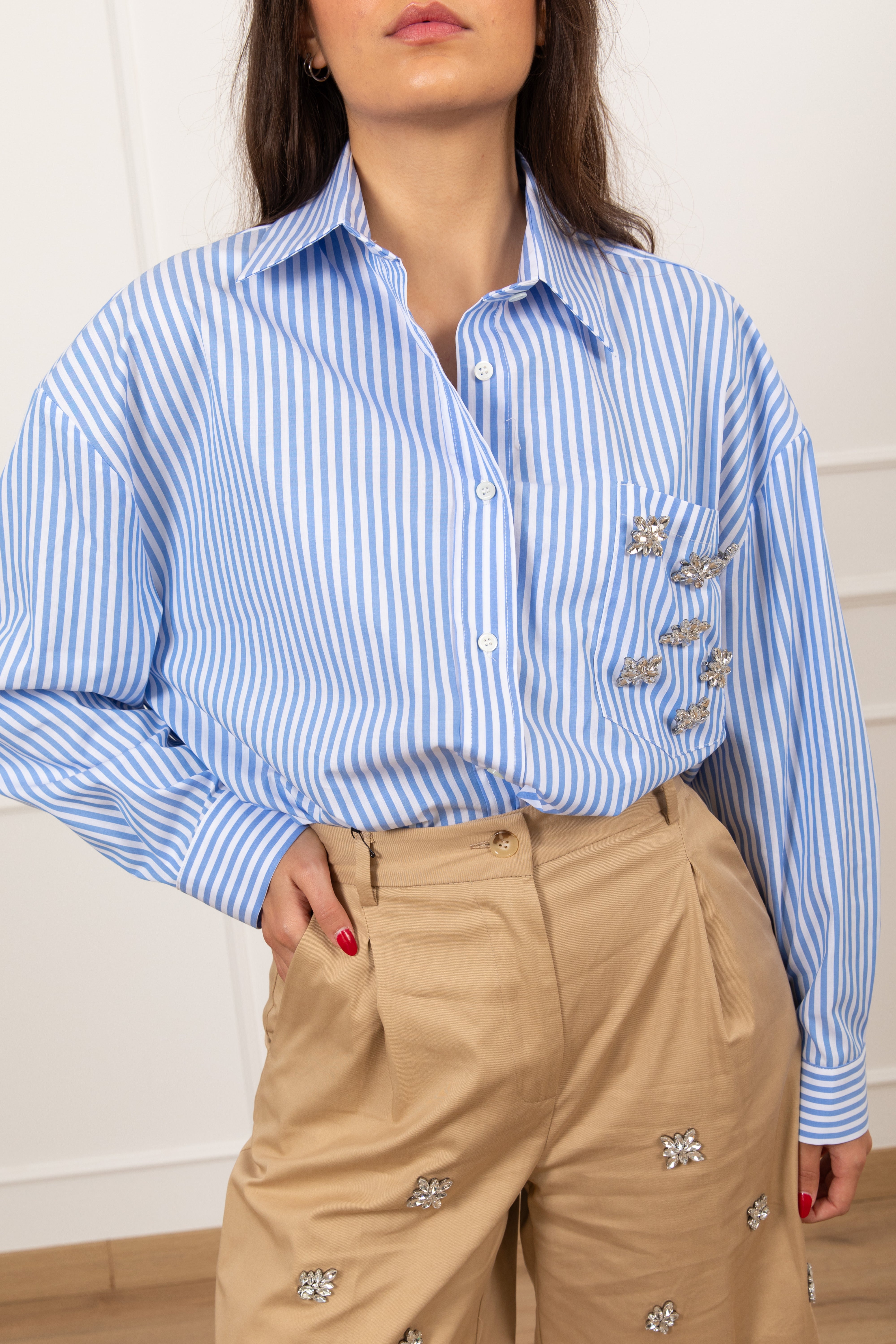 Camicia bacchettata con applicazioni gioiello sulla tasca ViCOLO