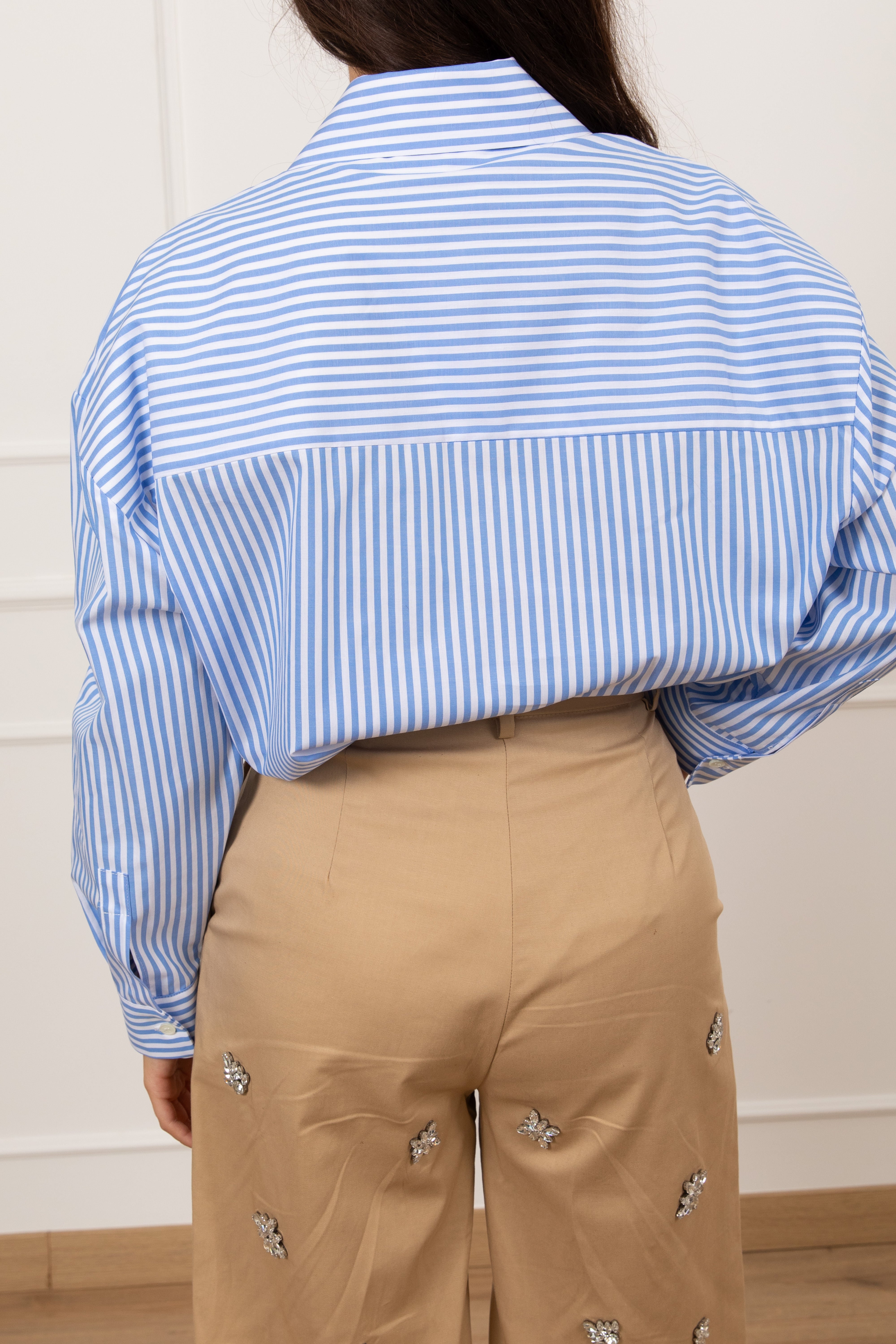 Camicia bacchettata con applicazioni gioiello sulla tasca ViCOLO