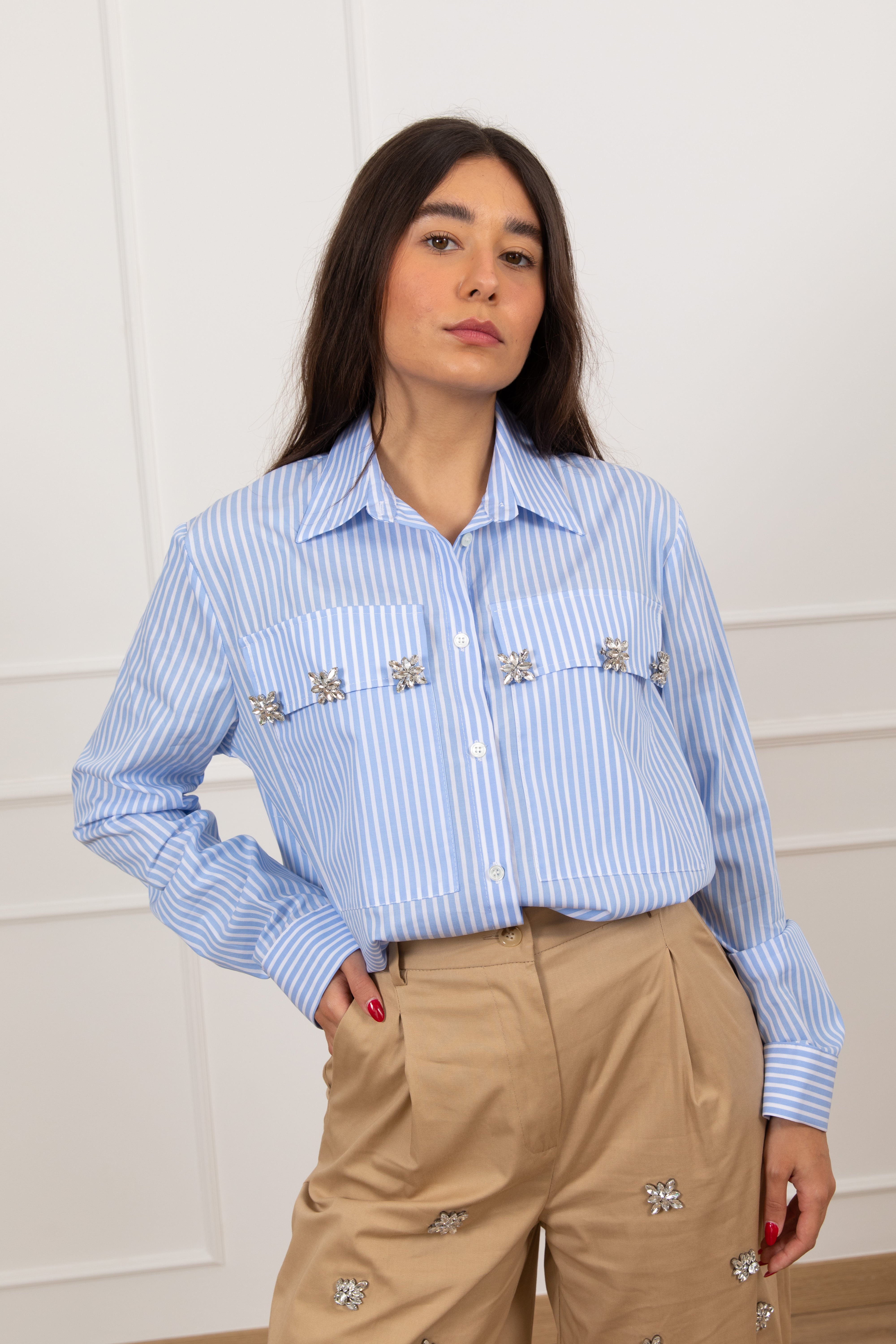 Camicia bacchettata con applicazioni gioiello sulle tasche ViCOLO