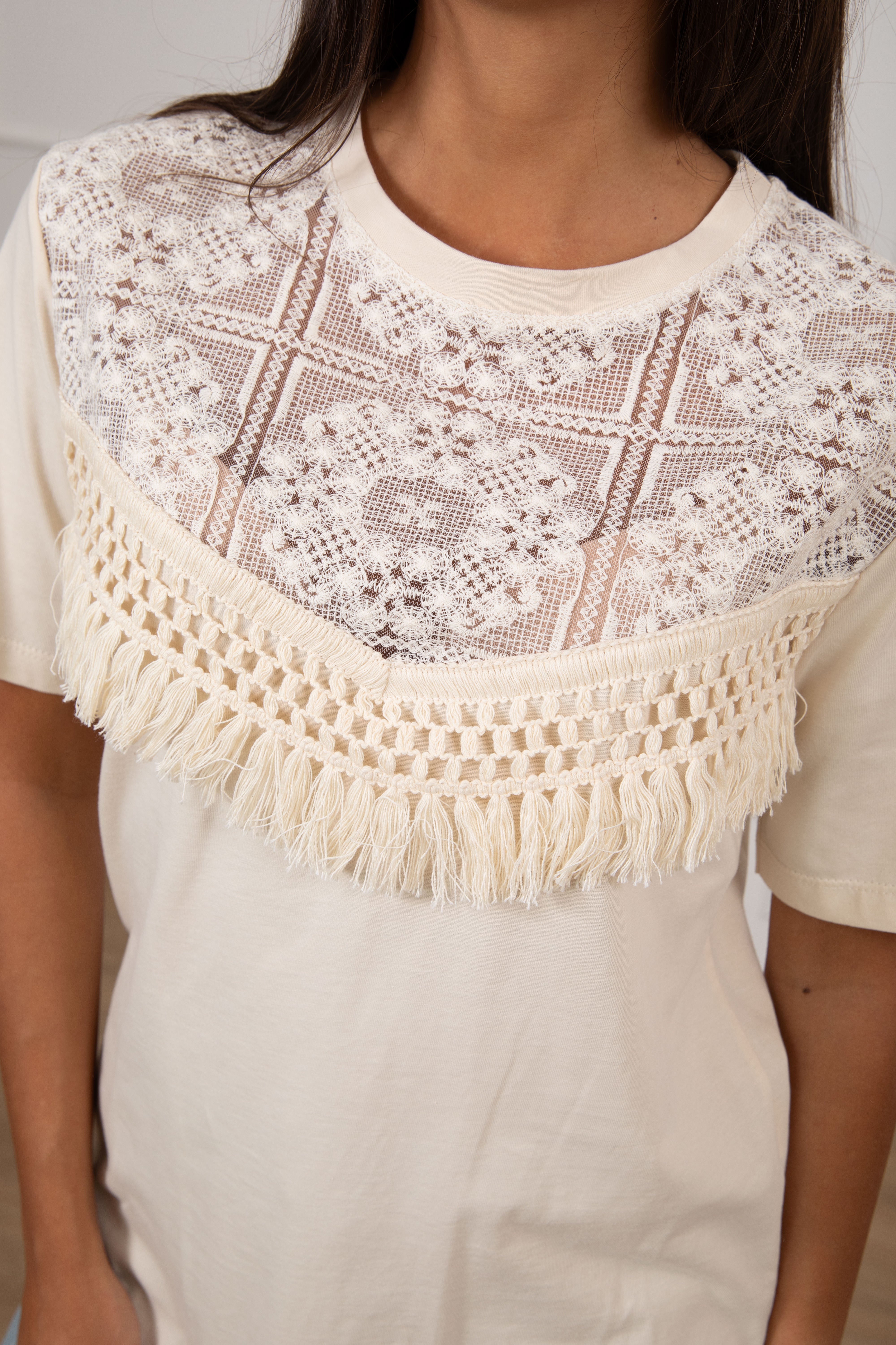 T-shirt con inserti in pizzo e nappine Motel