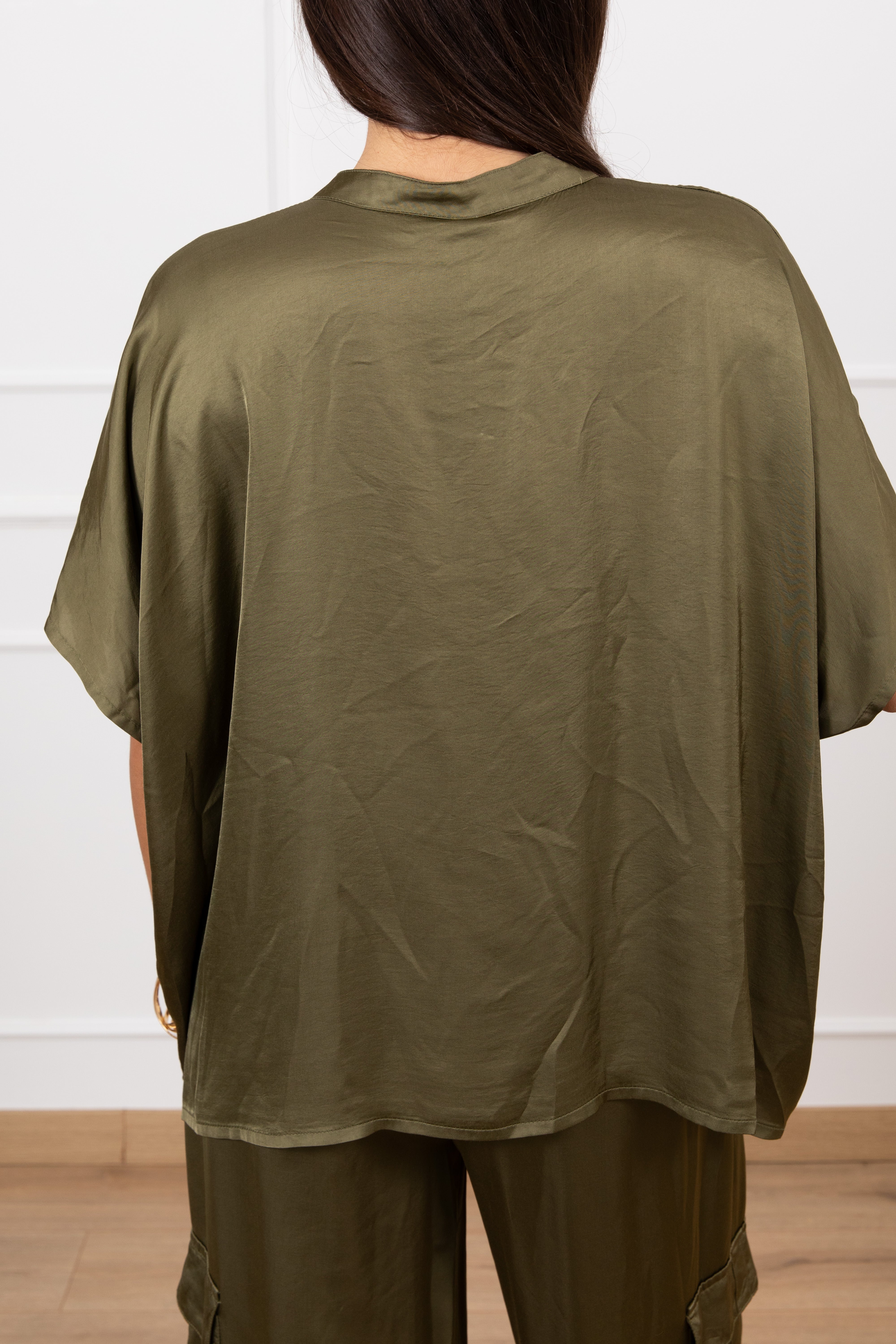 Blusa in raso manica corta con bottoncini Tensione IN