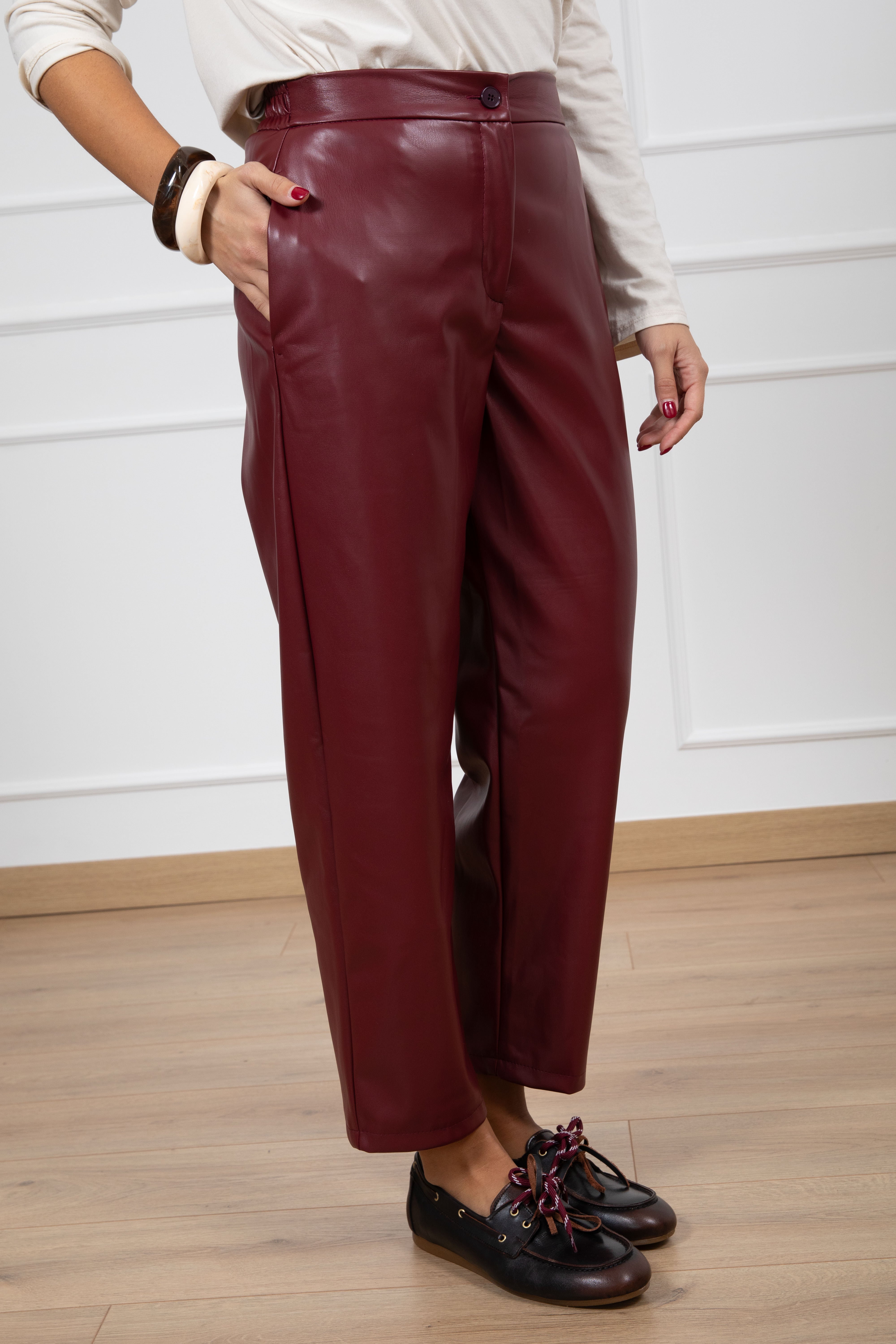 Pantalone carrot-fit in eco-pelle con elastico sul retro ViCOLO