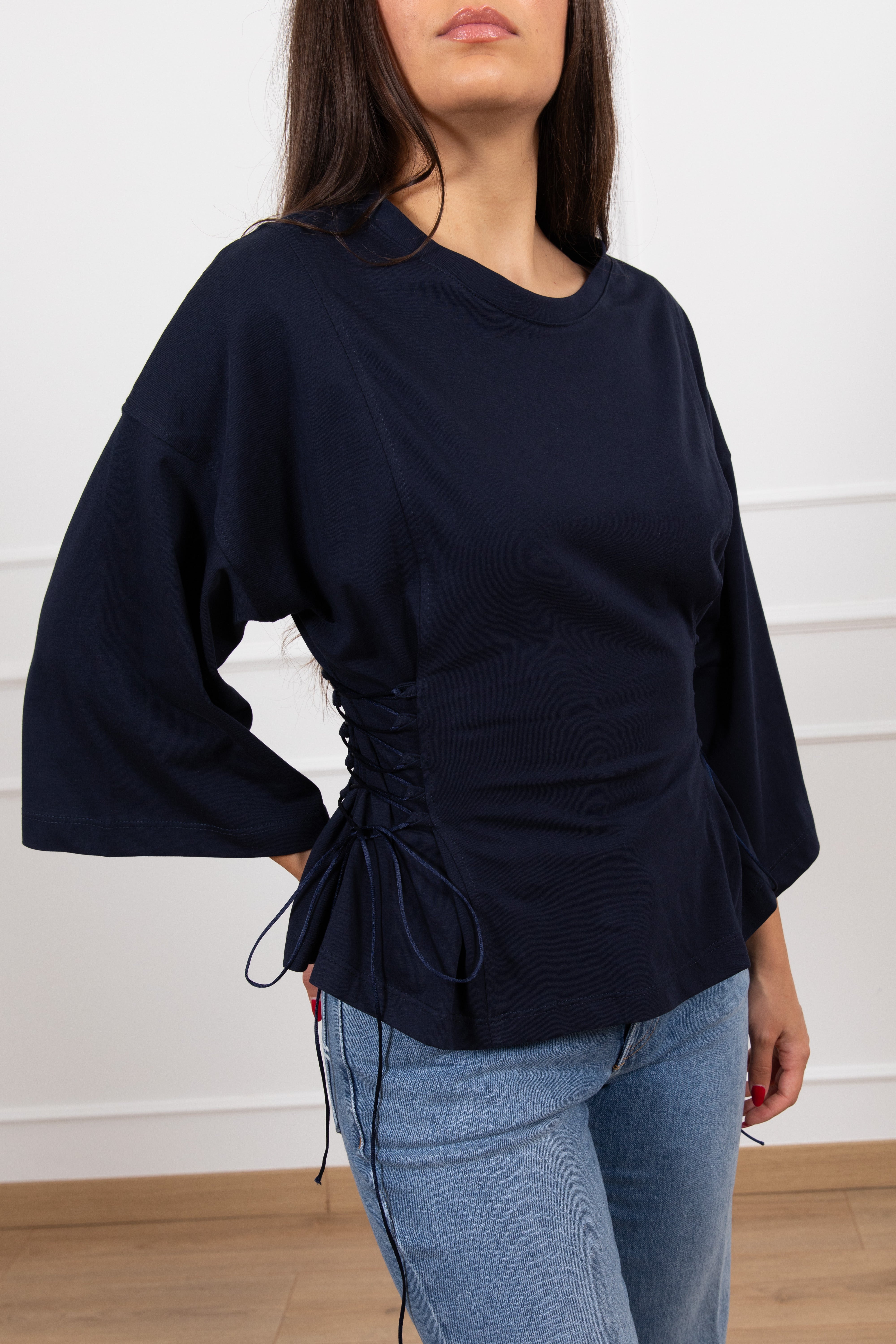 T-shirt stringata laterale con manica svasata Tensione IN