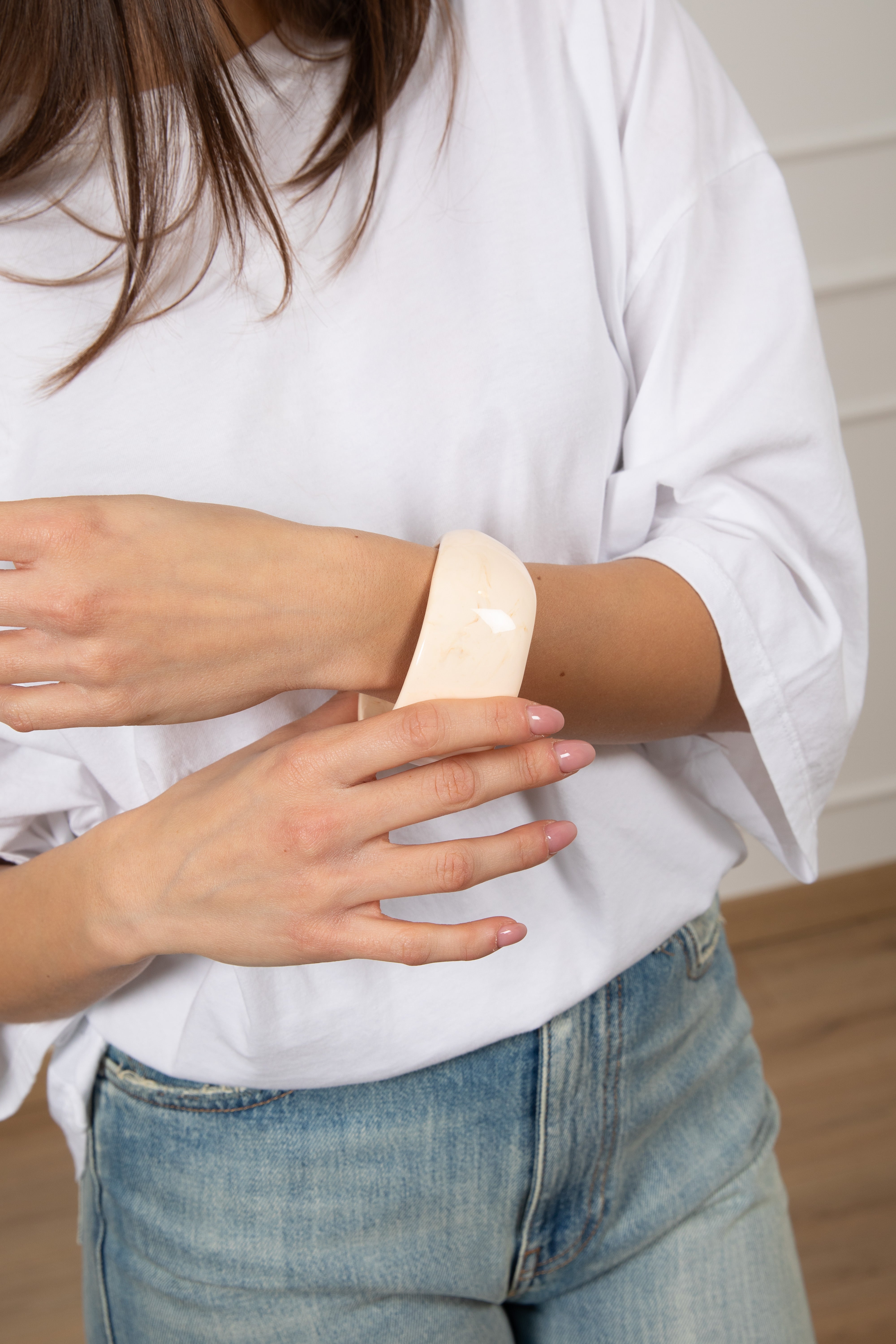 Bracciale alto rigido marmorizzato asimmetrico burro