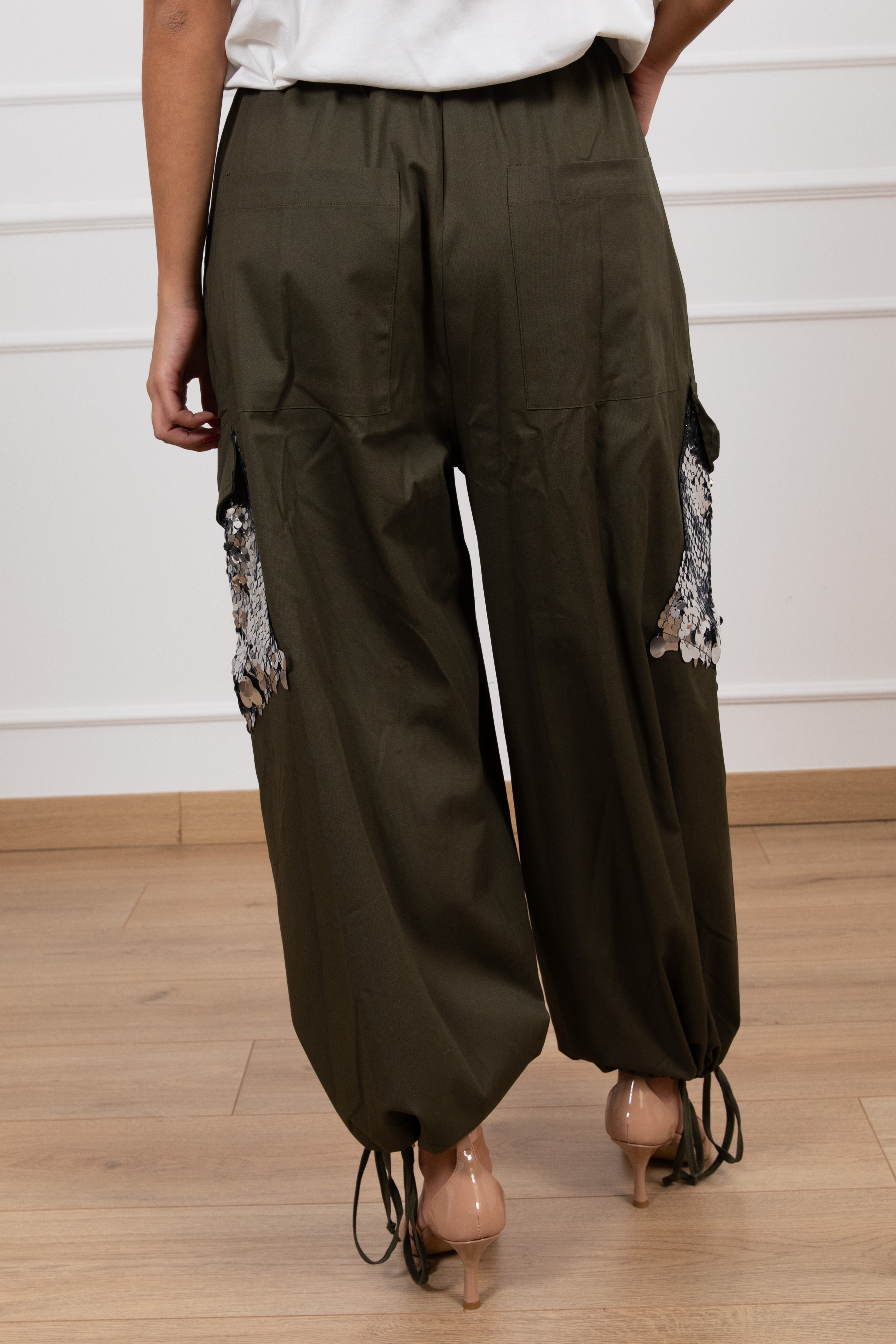 Pantalone cargo con tasca paillettes Motel