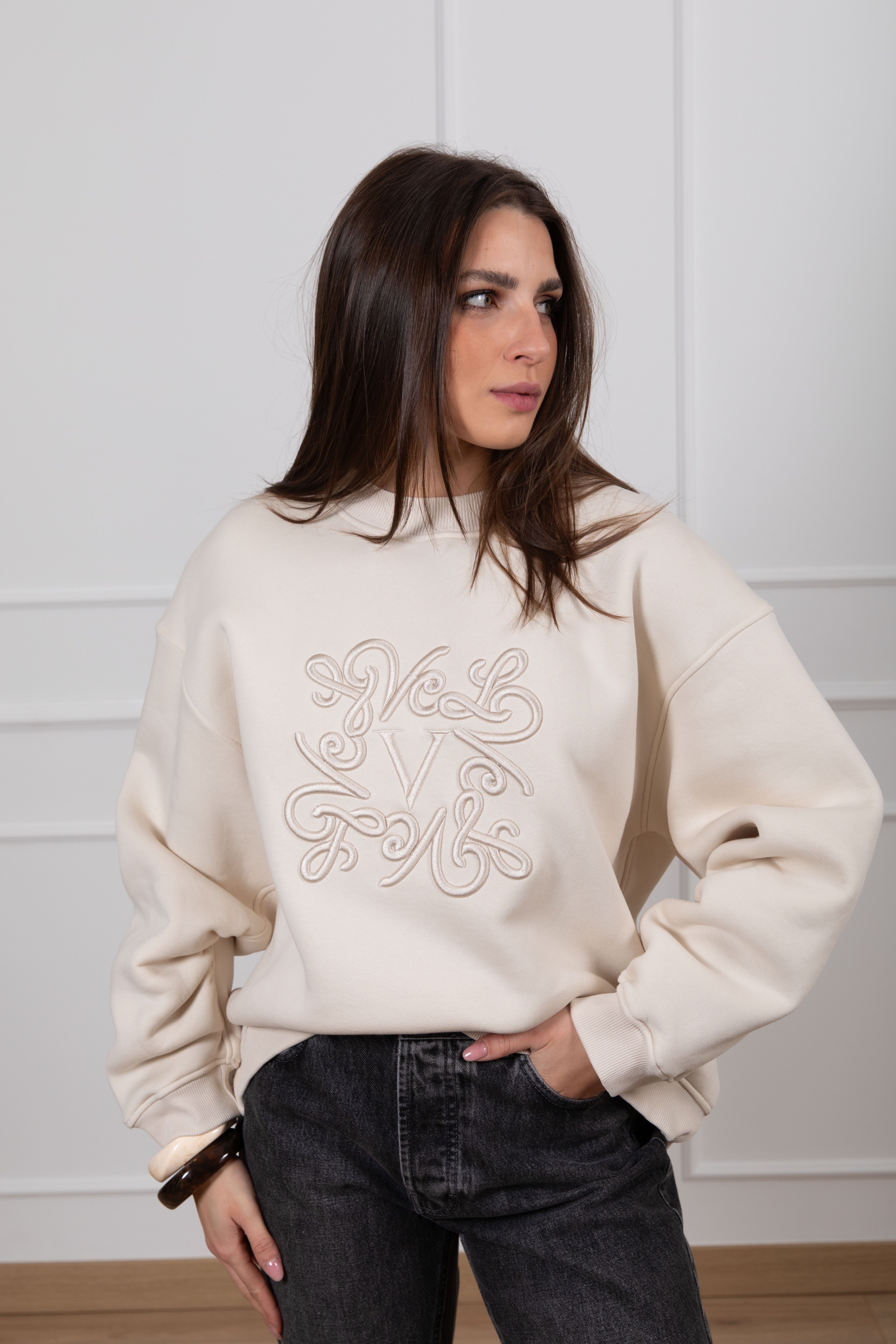 Felpa girocollo con ricamo mono-gram ViCOLO