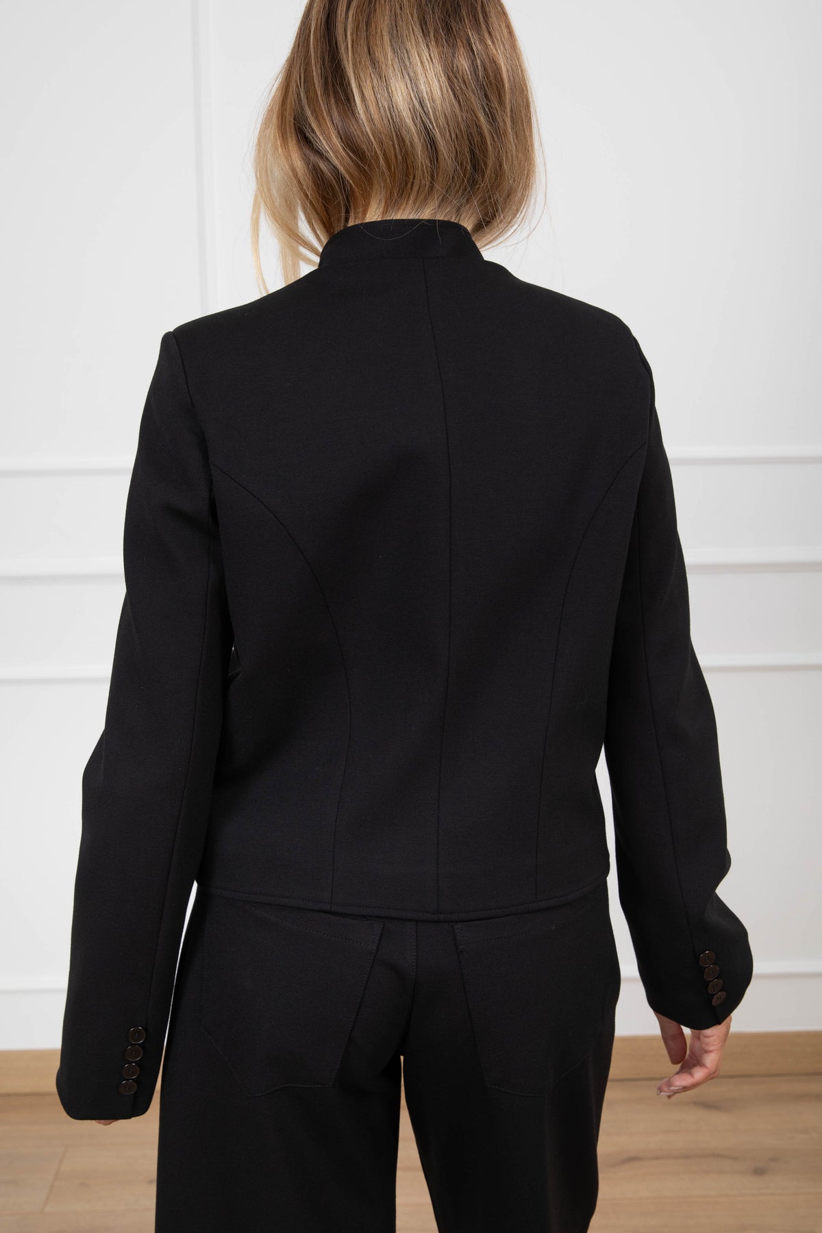 Giacca cropped mezzo-collo in punto milano variante nero Tensione IN
