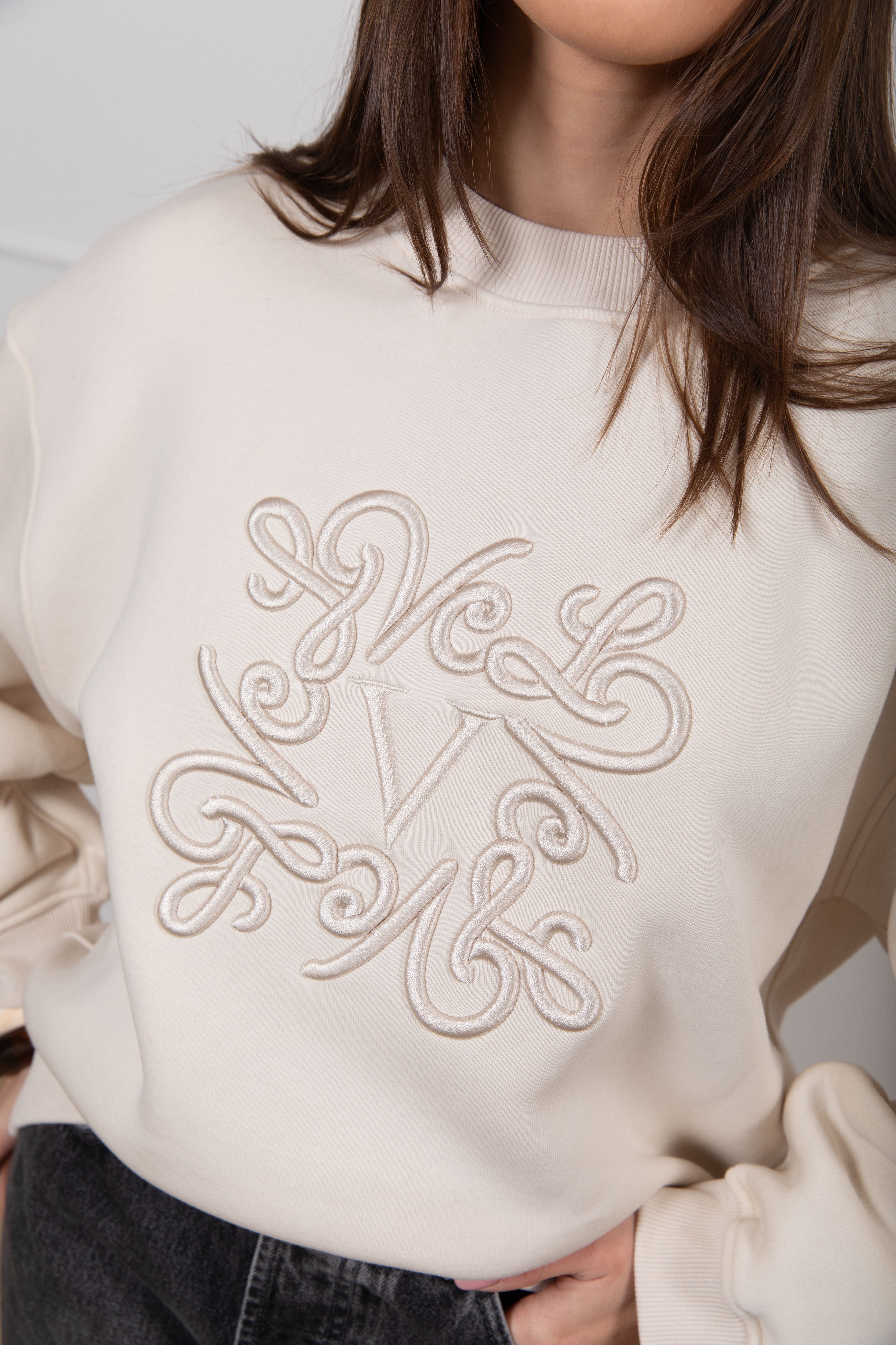 Felpa girocollo con ricamo mono-gram ViCOLO