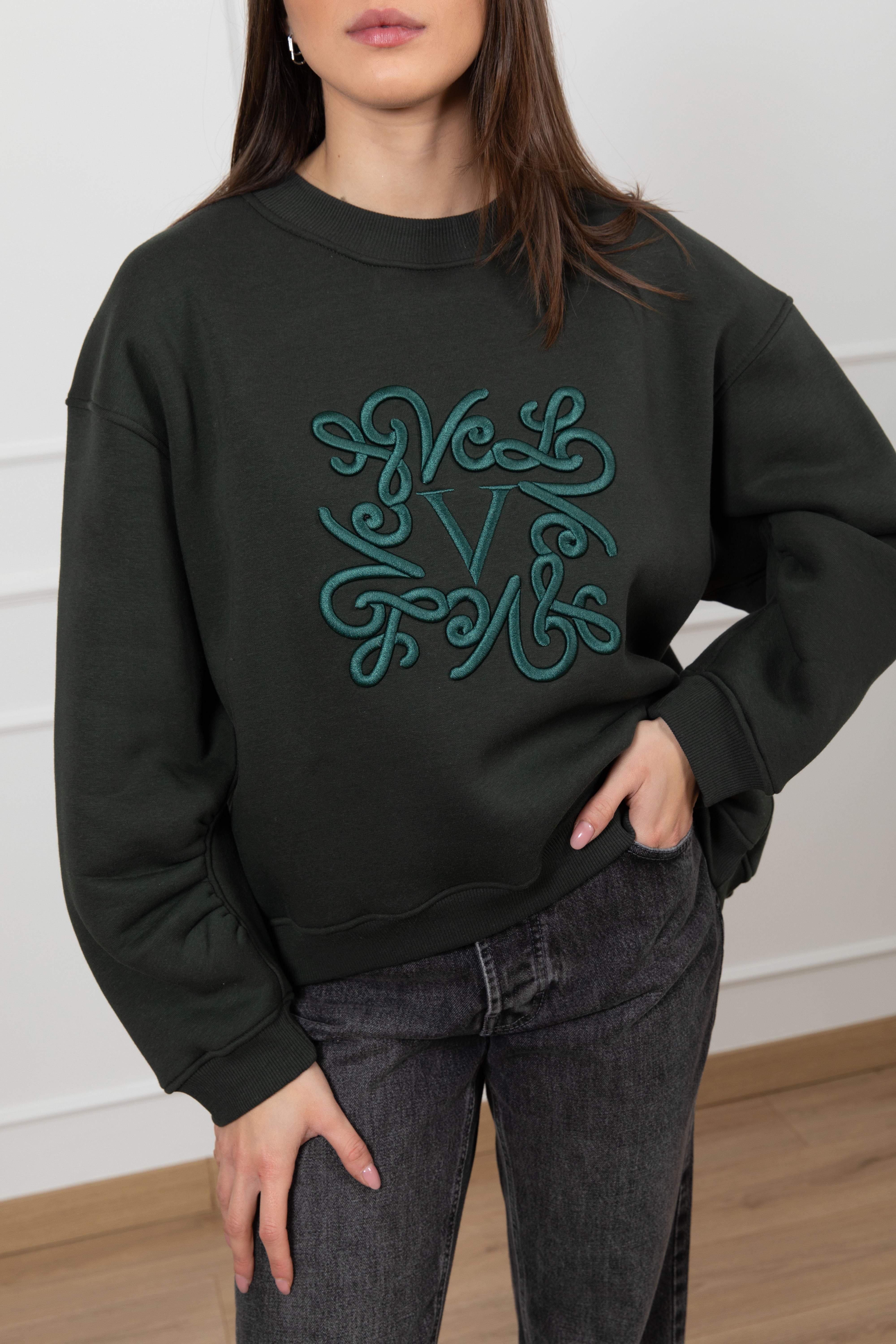 Felpa girocollo con ricamo mono-gram ViCOLO
