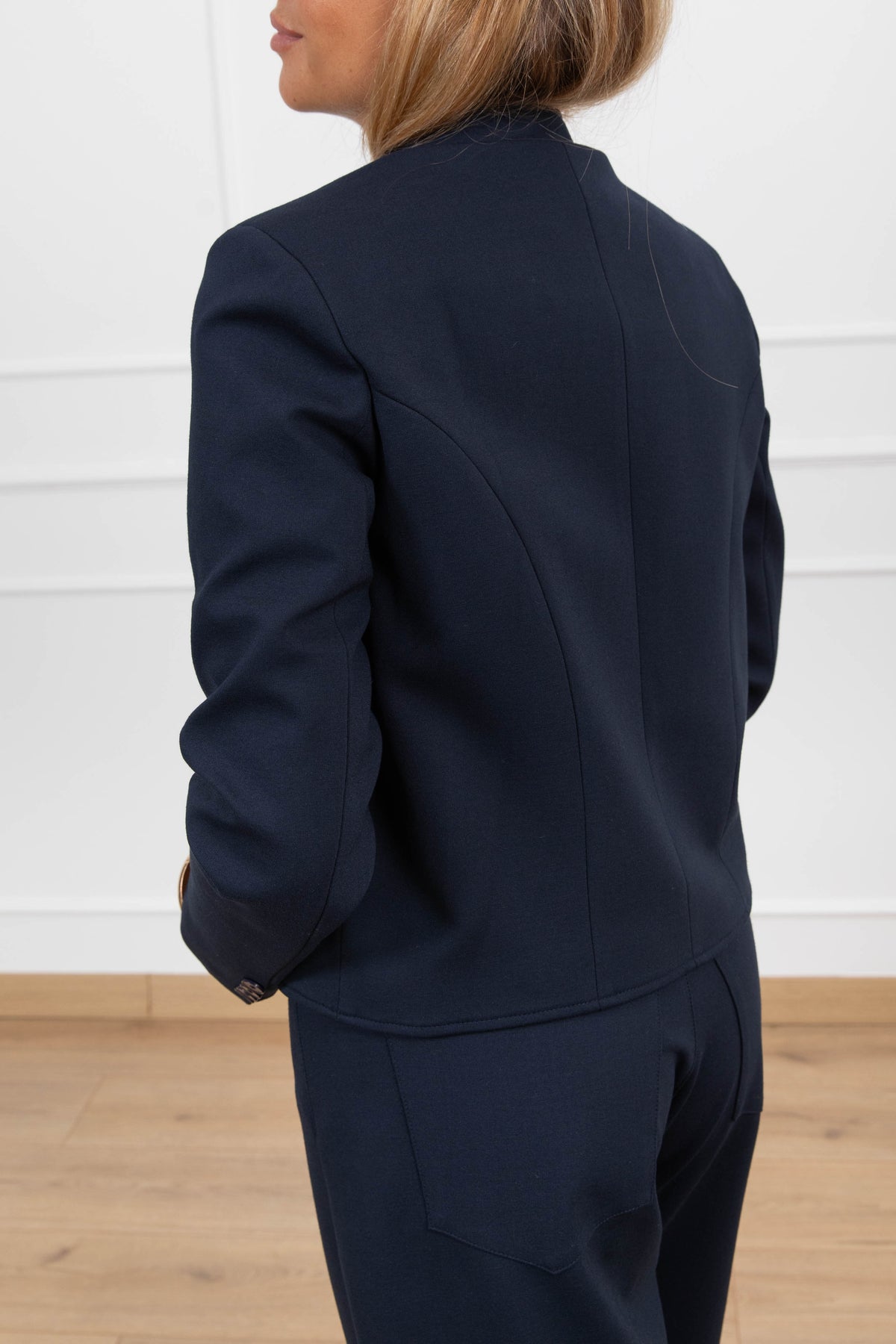Giacca cropped mezzo-collo in punto milano variante blu Tensione IN