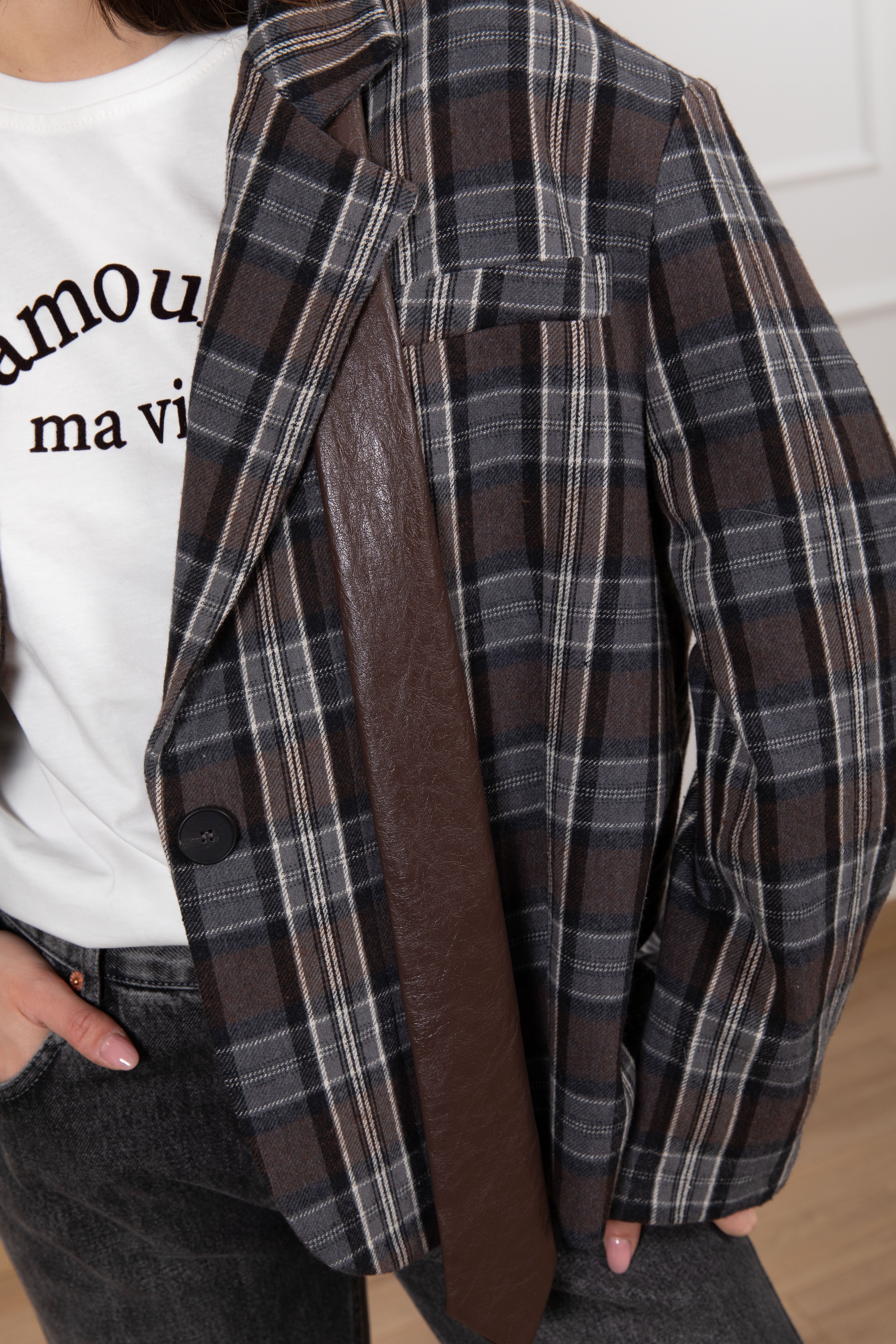 Giacca check 2/4 con cravatta in eco-pelle Tensione IN