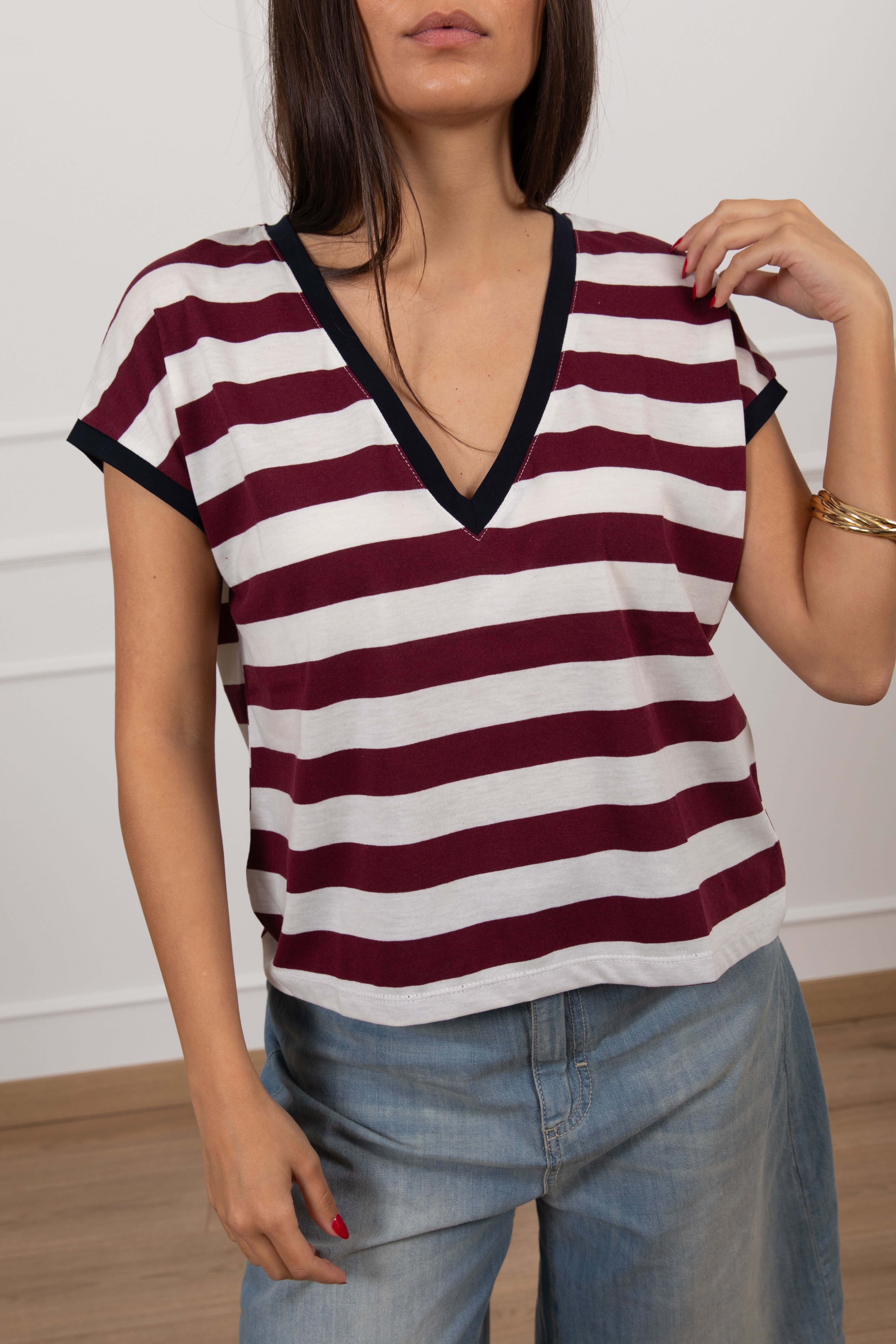 T-shirt a righe con scollo a "V" e profili a contrasto Susy Mix