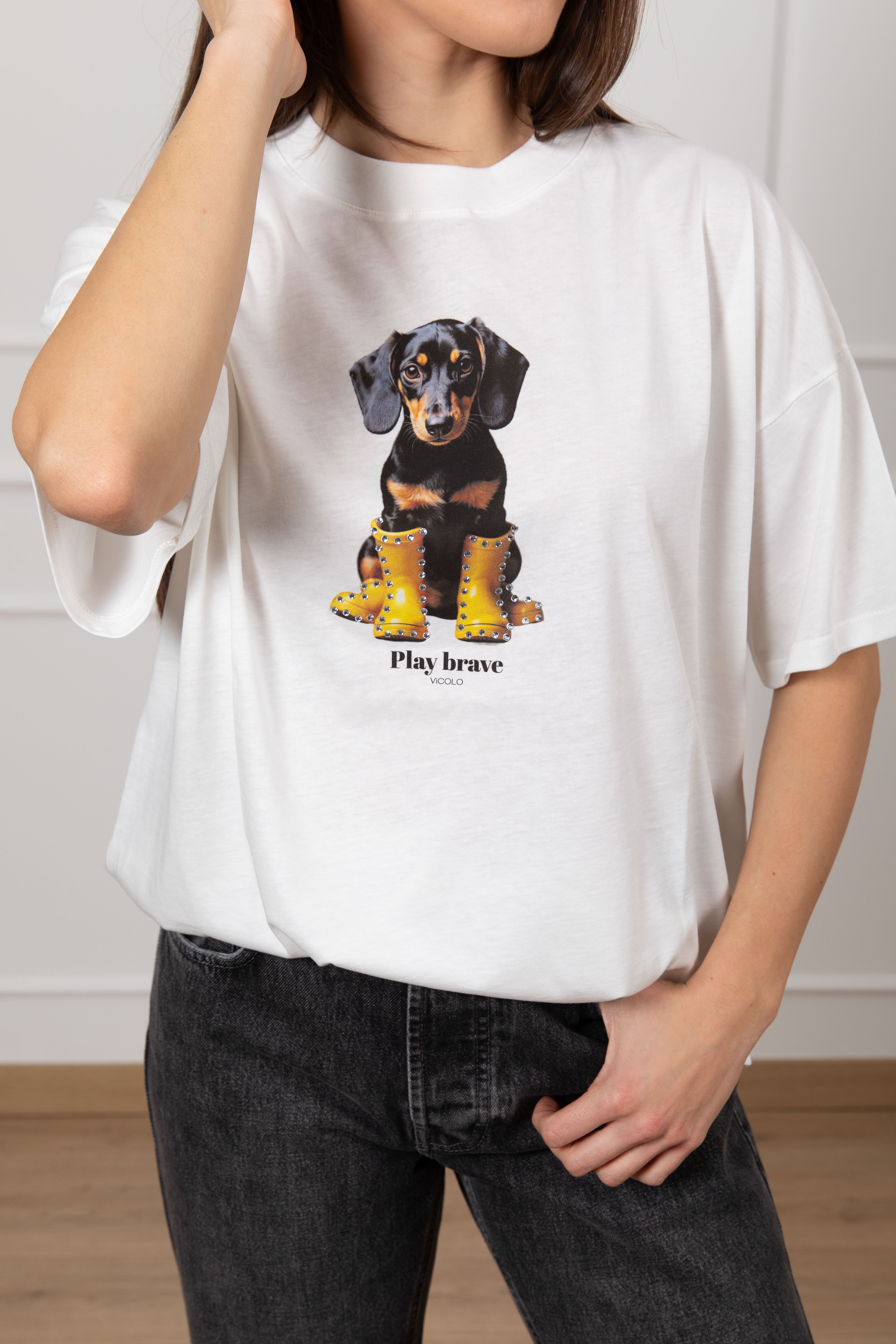 T-shirt bassotto con stivali ViCOLO