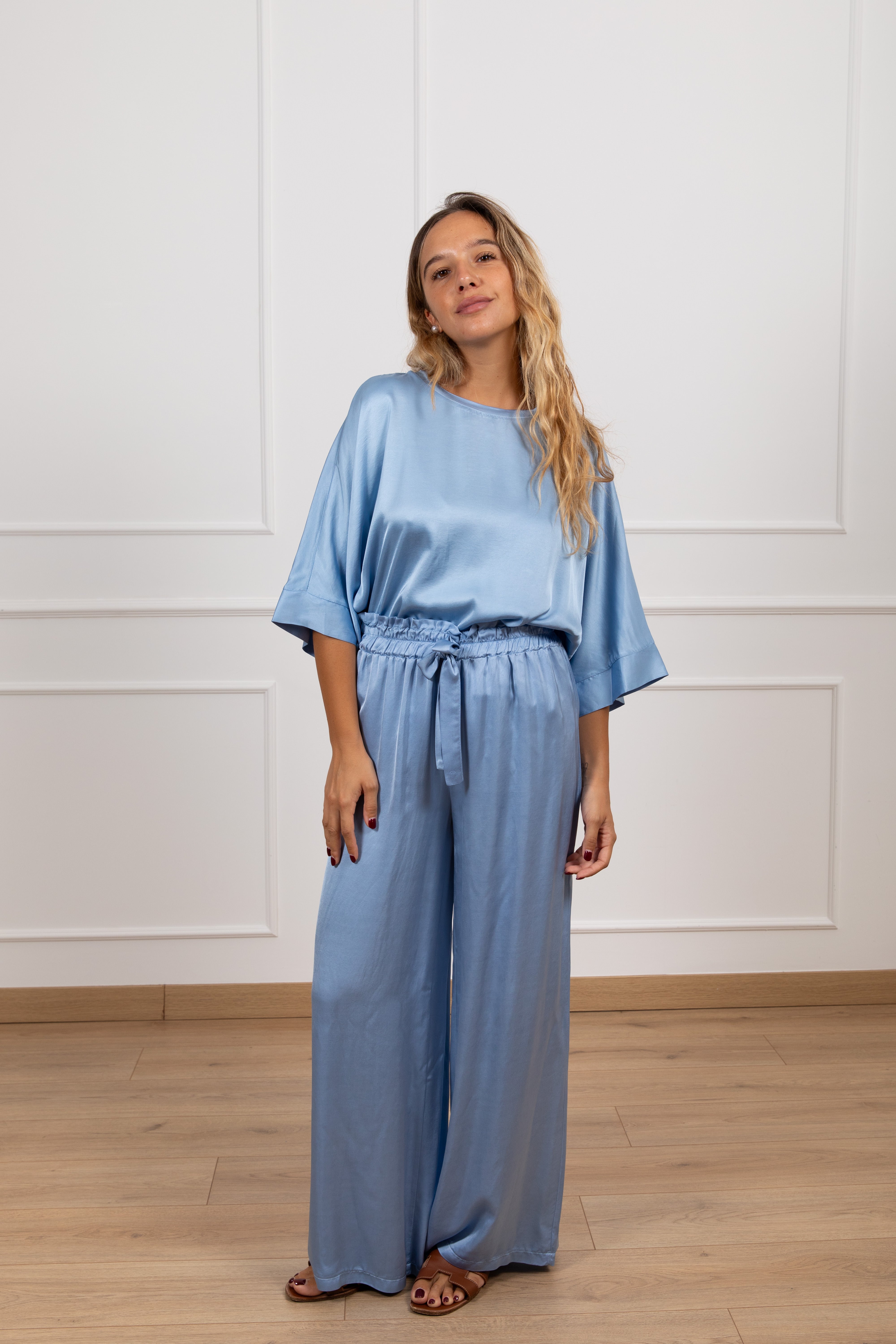 Coordinato blusa over-size e pantalone in raso con elastico Motel