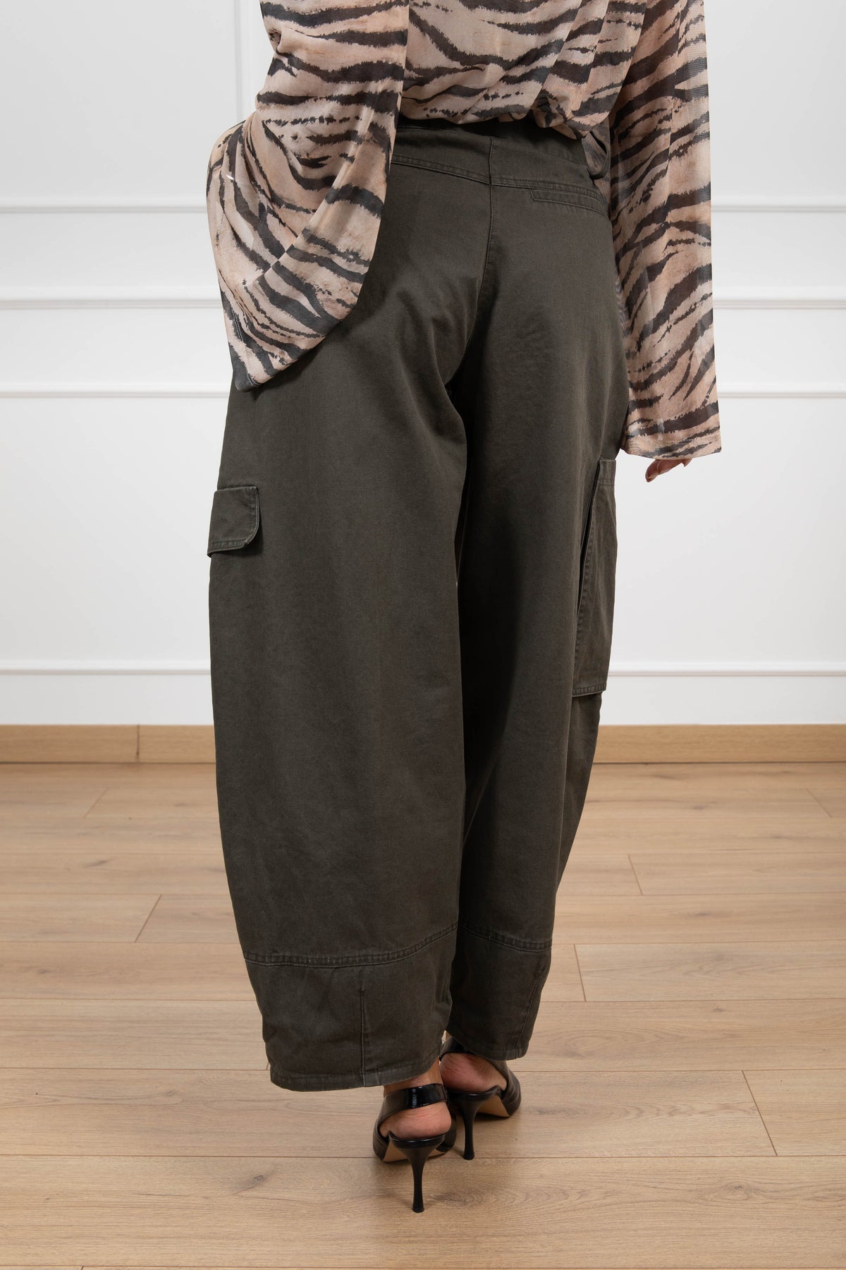 Pantalone barrel-fit cargo variante militare ViCOLO