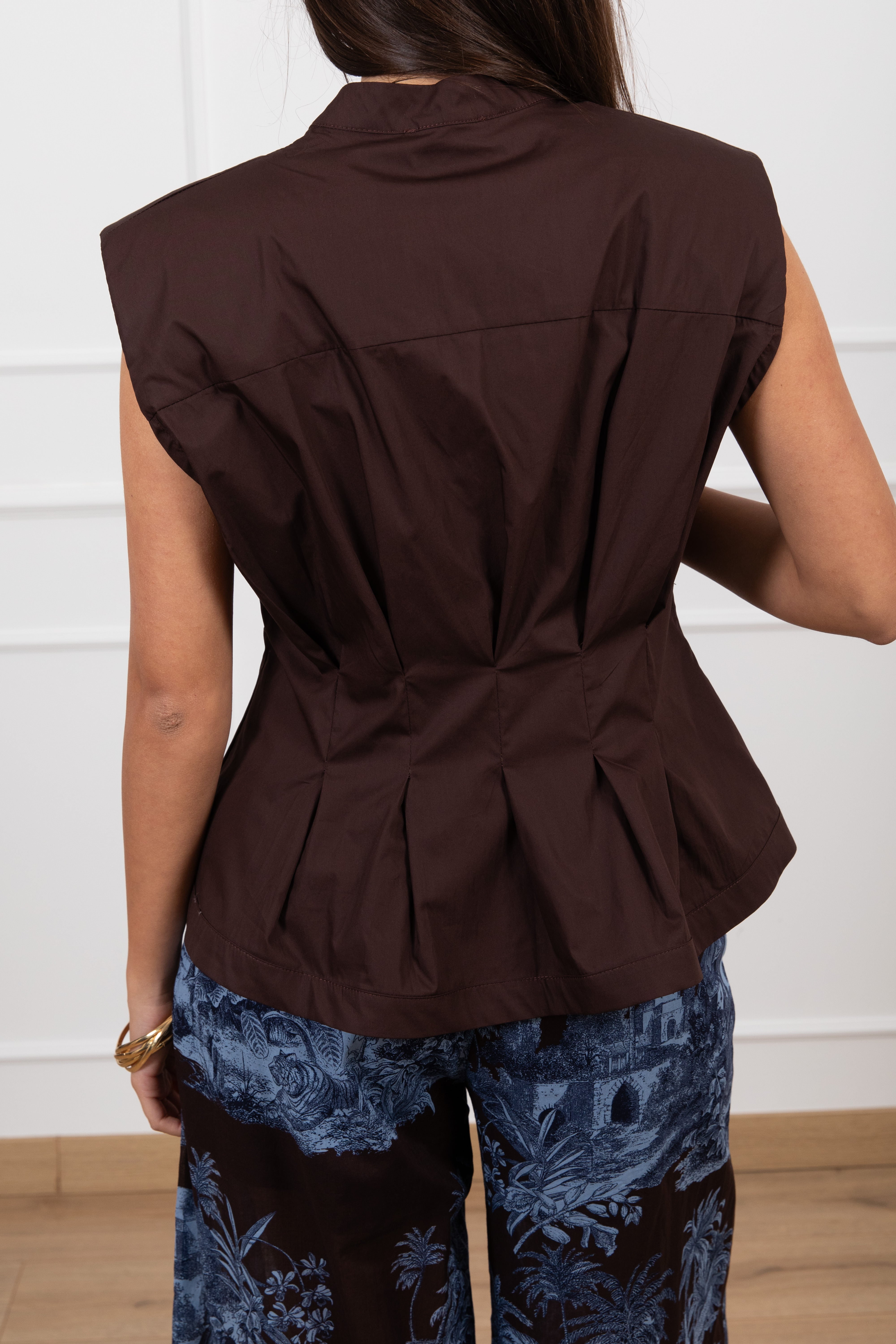 Camicia smanicata con riprese Motel