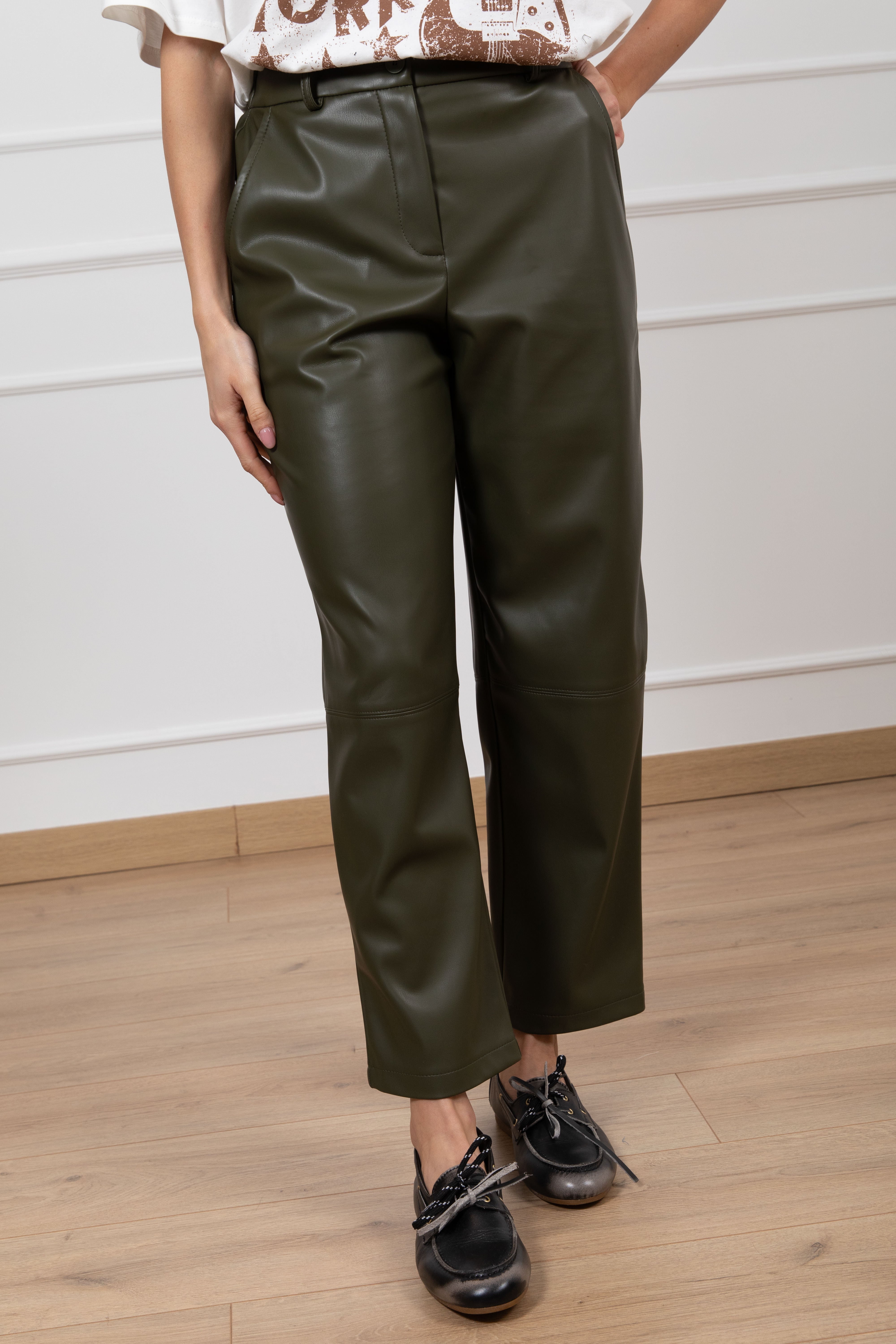 Pantalone carrot-fit in eco-pelle con elastico sul retro Tensione IN
