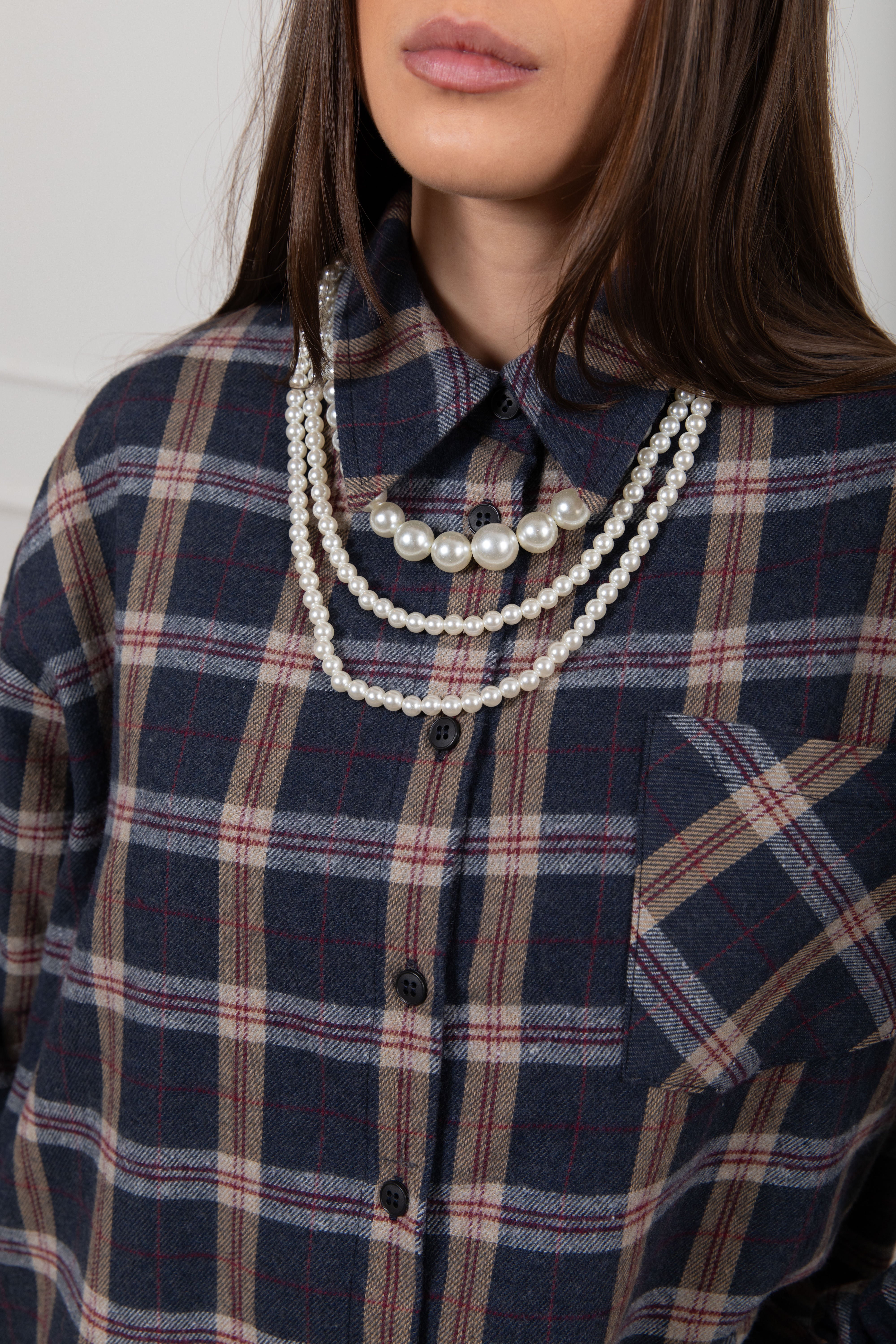 Camicia check con collana perle Tensione IN