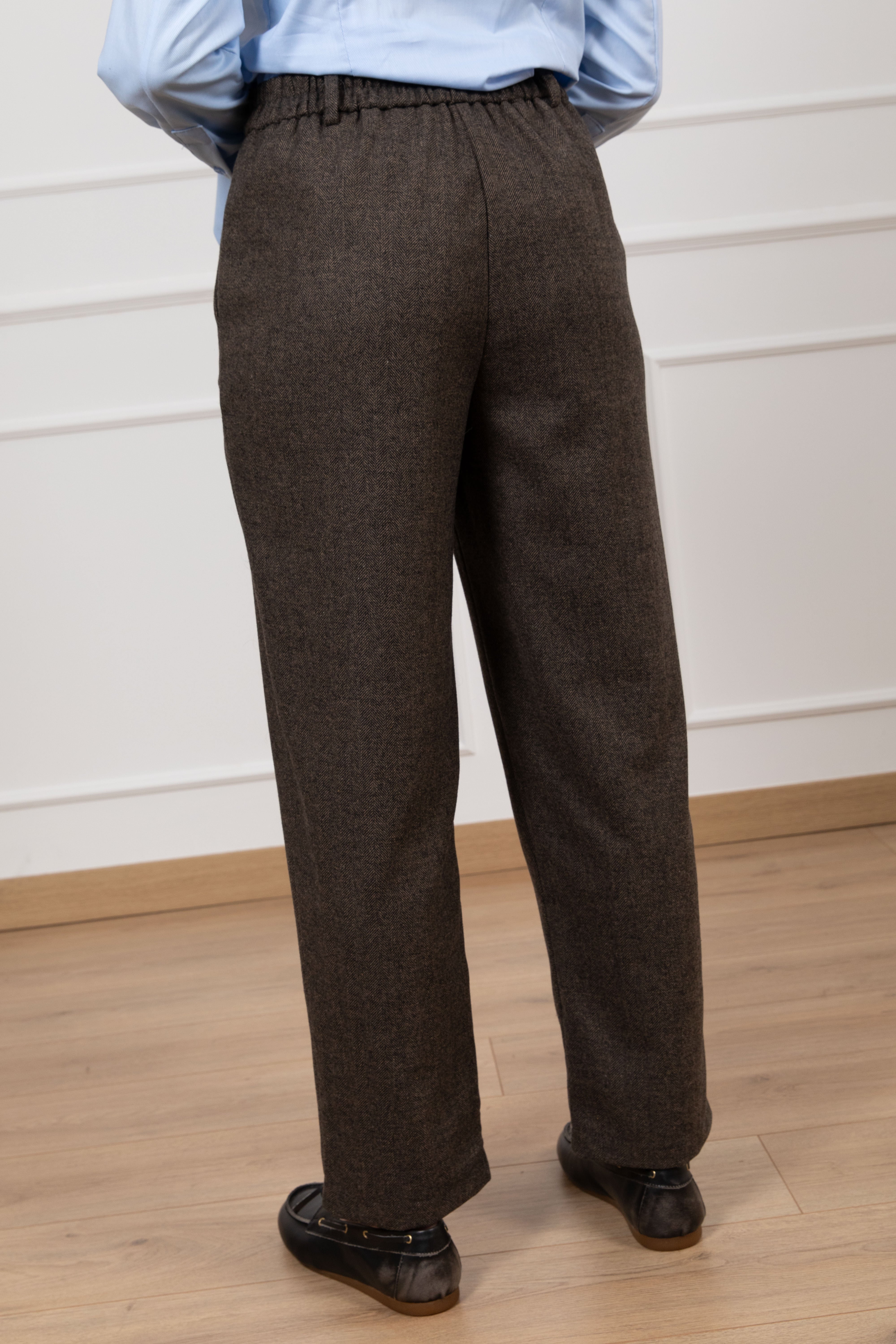 Pantalone carrot-fit spigato con elastico sul retro Tensione IN
