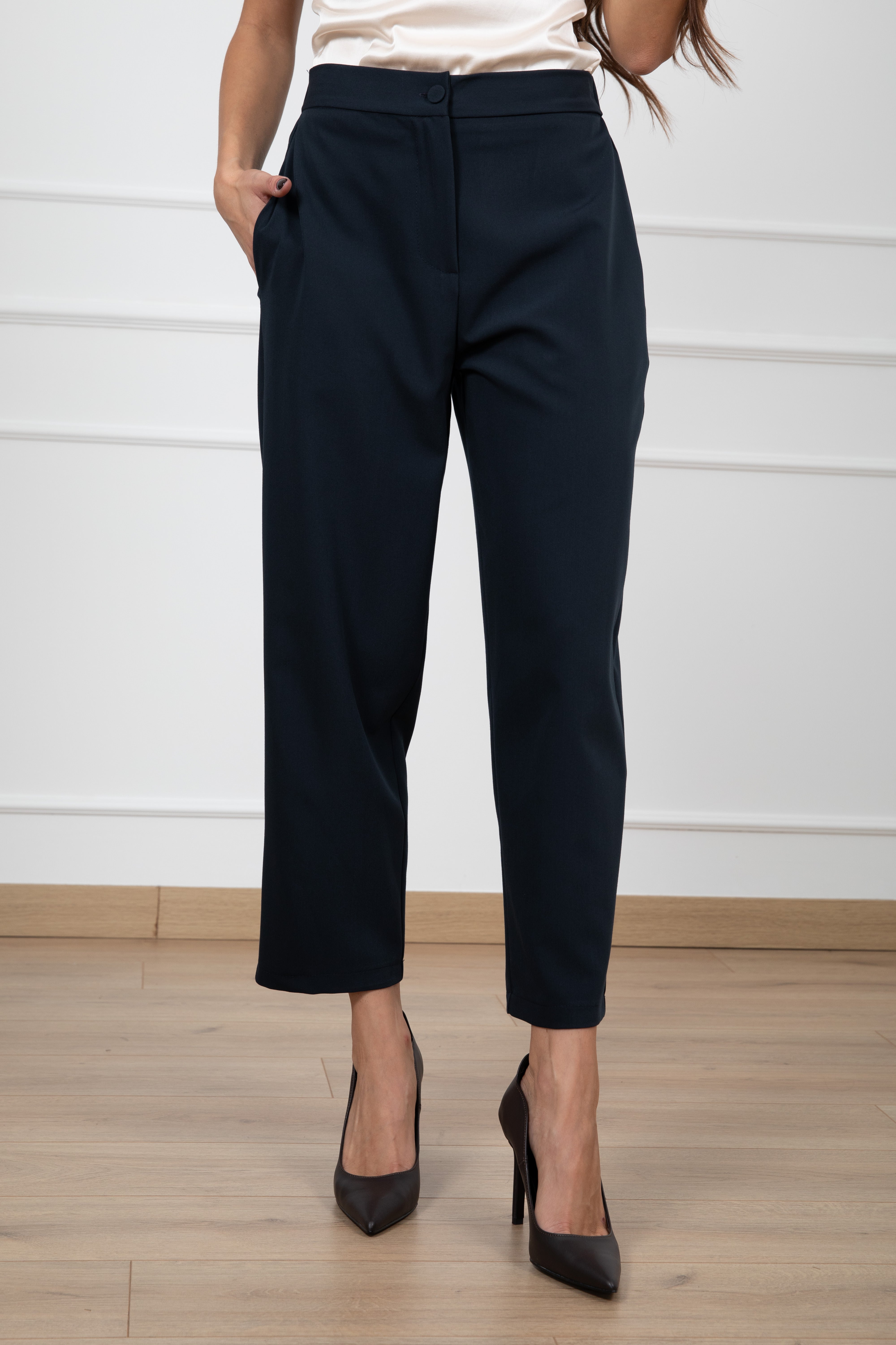 Pantalone carrot-fit con elastico sul retro in viscosa ViCOLO