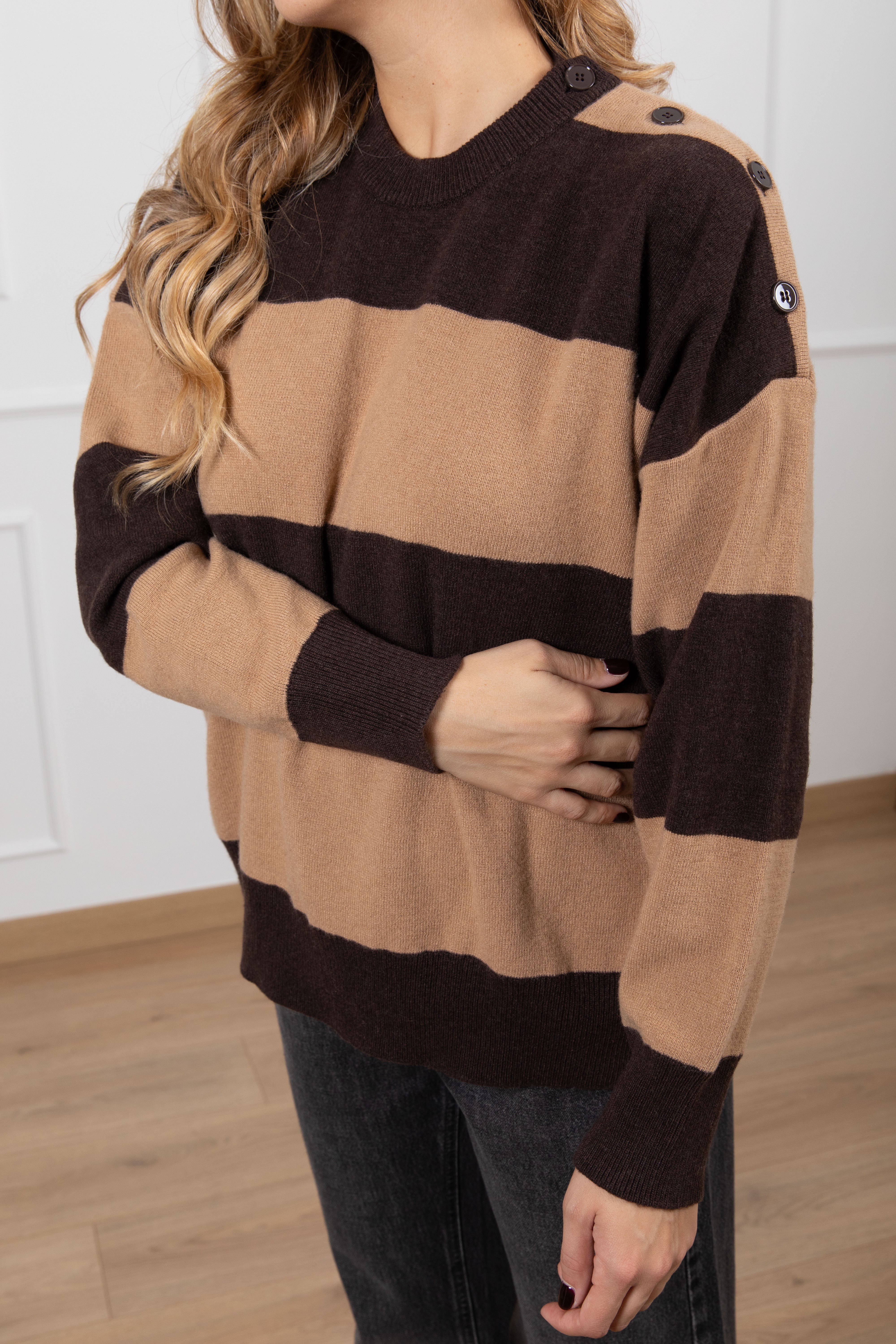 Pull a righe con bottoni sulla spalla ViCOLO