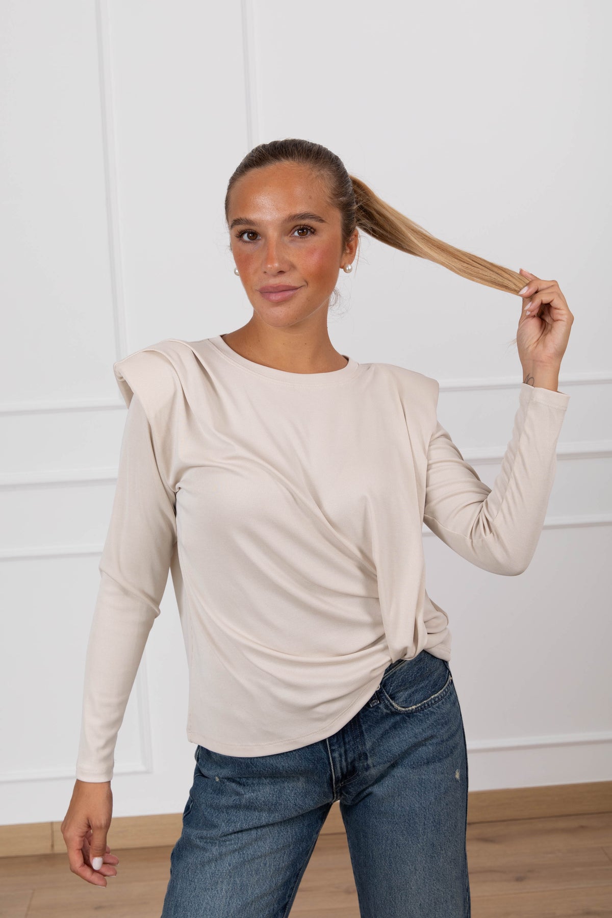 T-shirt con spallina imbottita e arricciatura Haveone