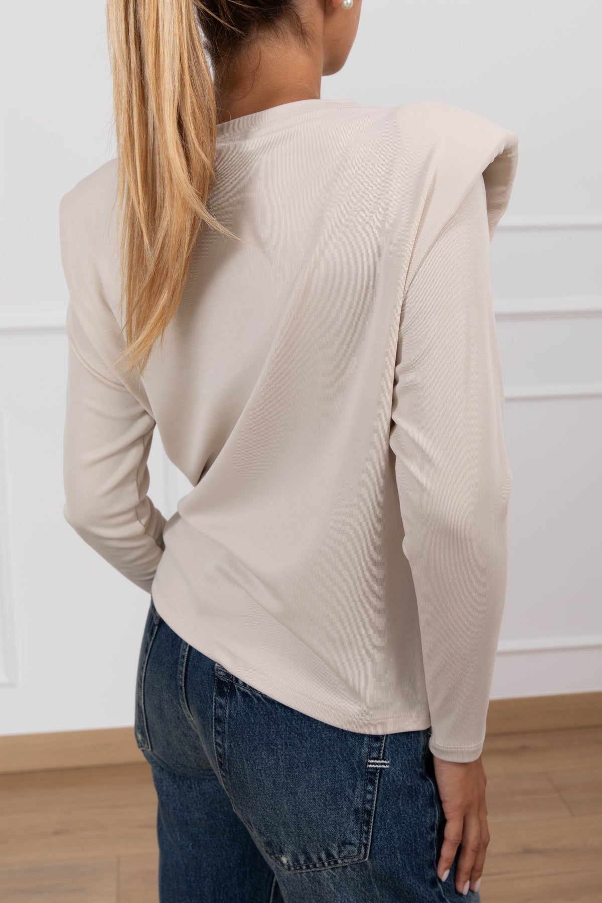 T-shirt con spallina imbottita e arricciatura Haveone