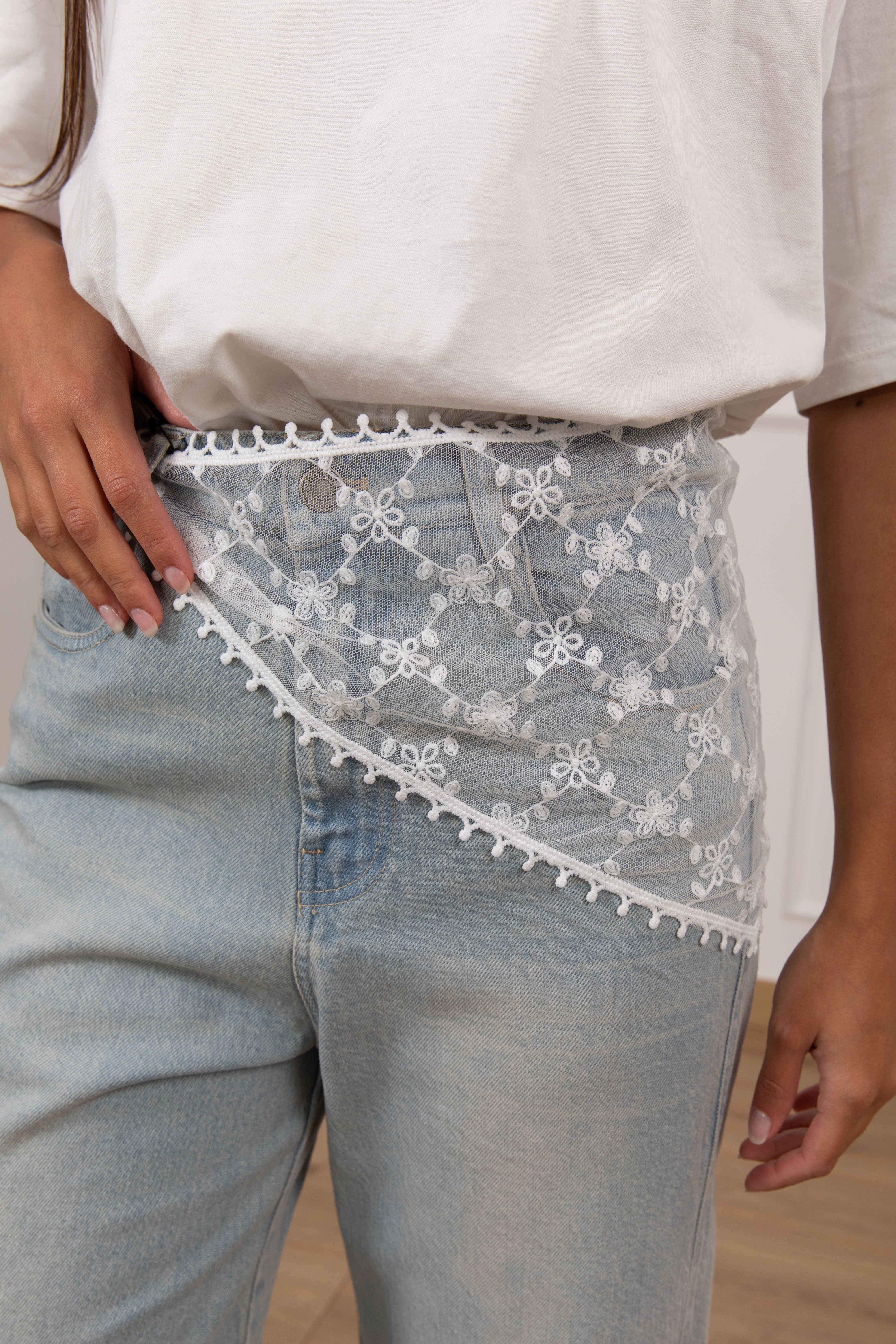 Jeans gamba dritta con foulard in tulle ricamato Tensione IN