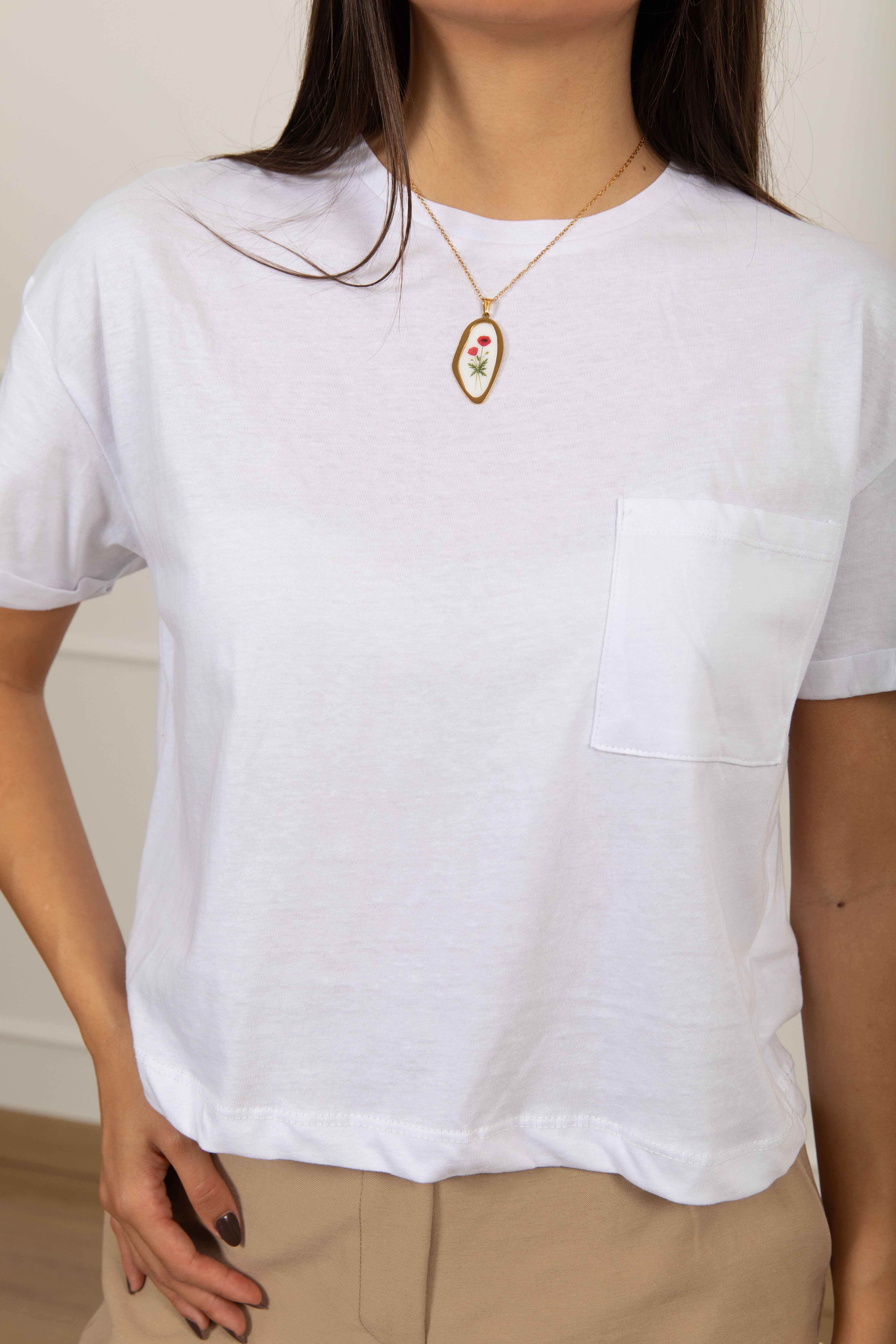 T-shirt con taschino e collana fiore Haveone