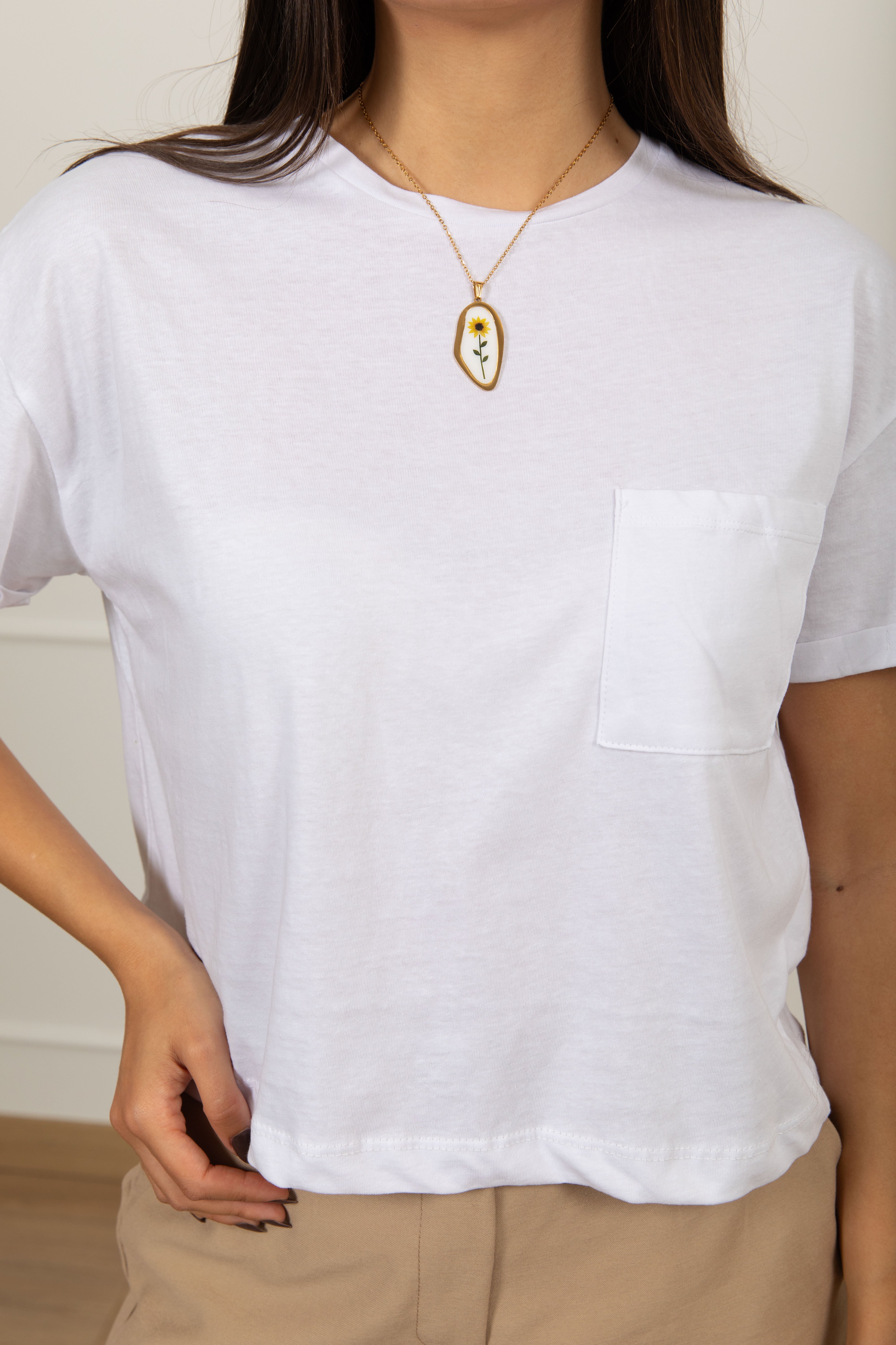 T-shirt con taschino e collana fiore Haveone