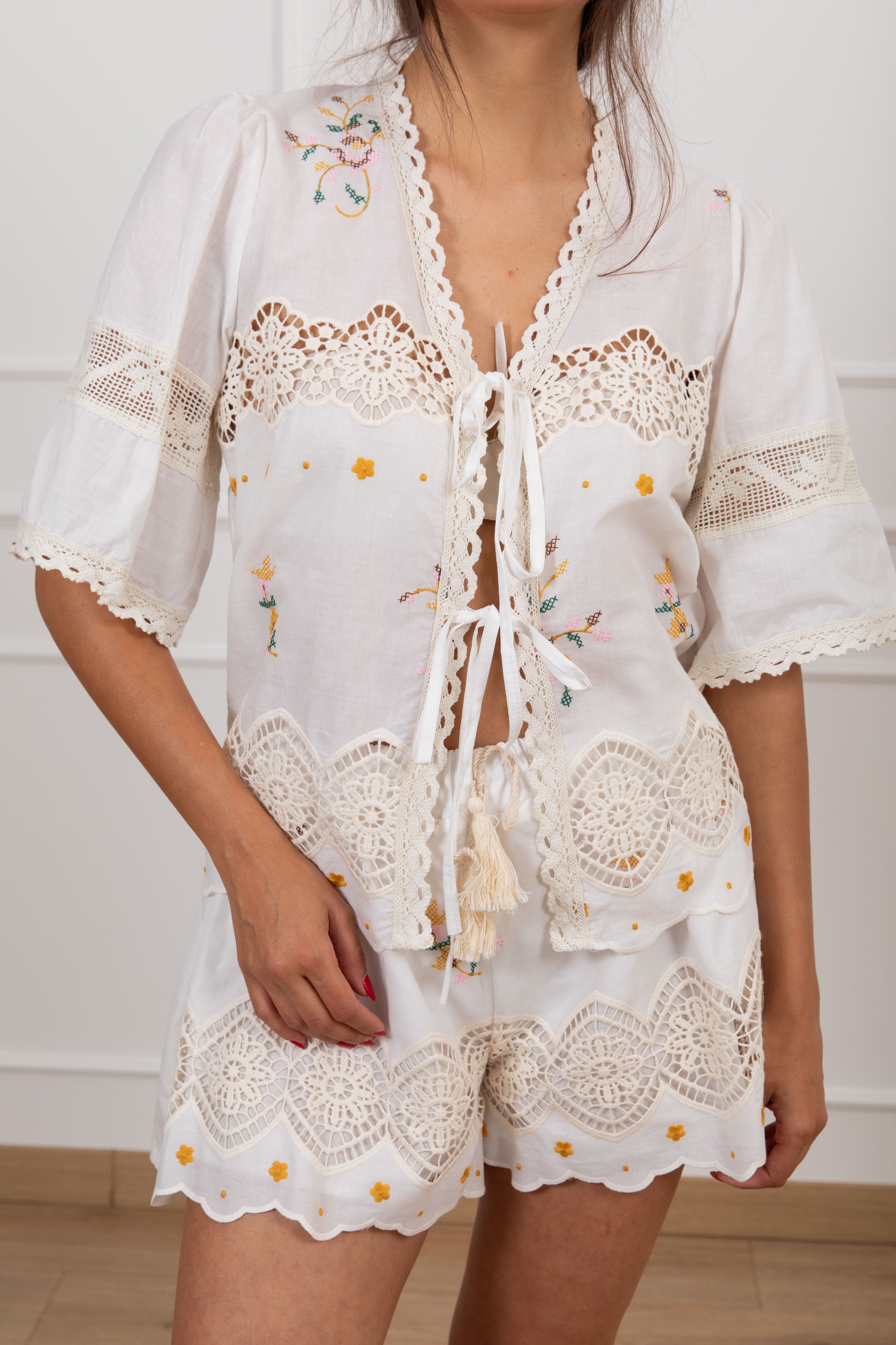 Camicia con ricami e pizzo Haveone