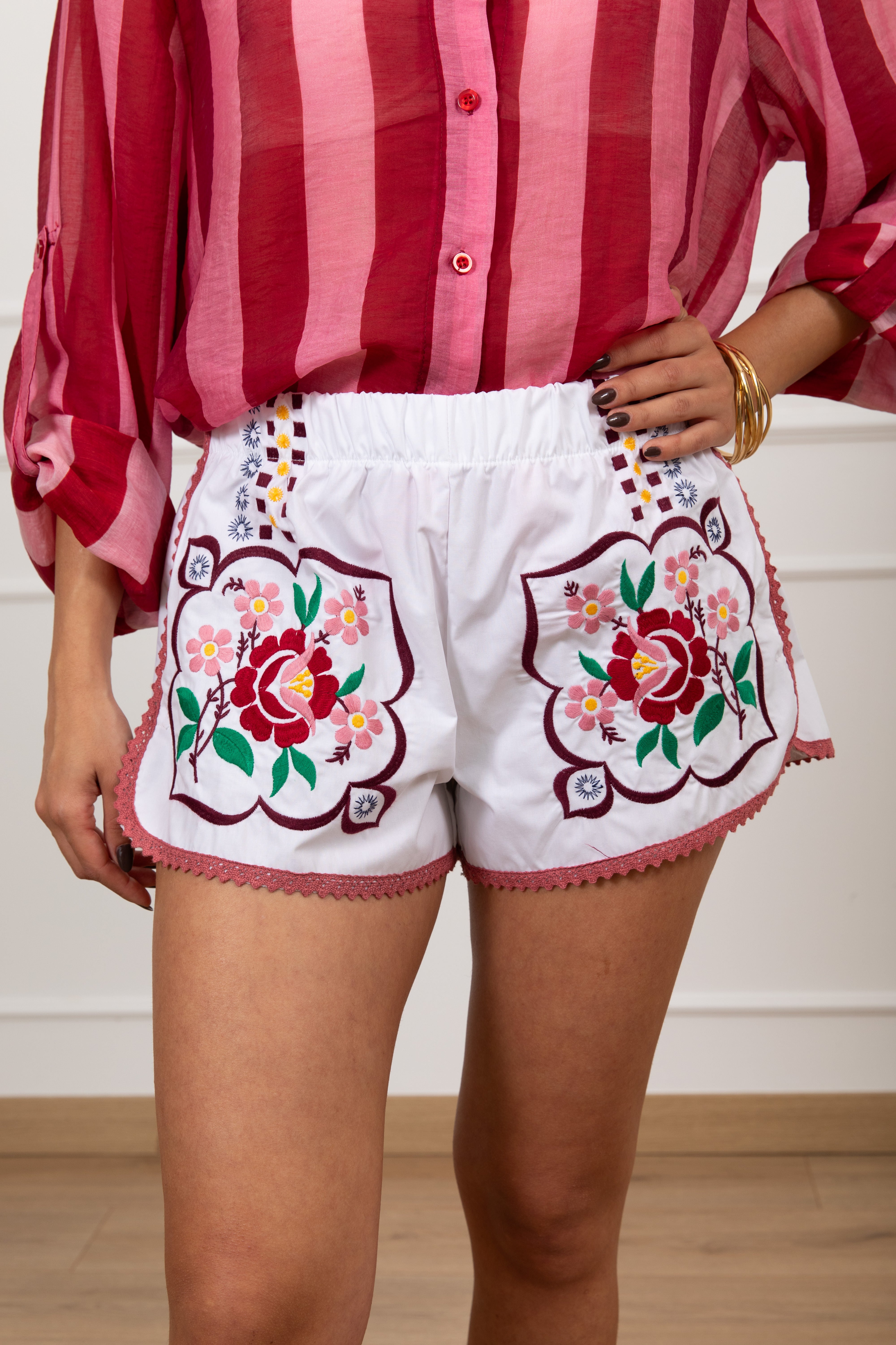 Shorts con fiori ricamati ViCOLO